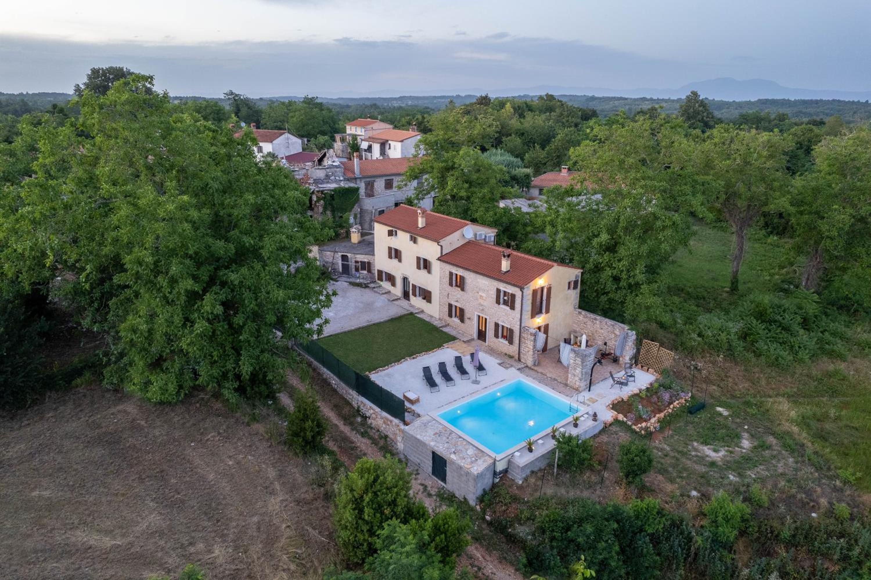 Holiday House with Private Pool Villa Ladybug