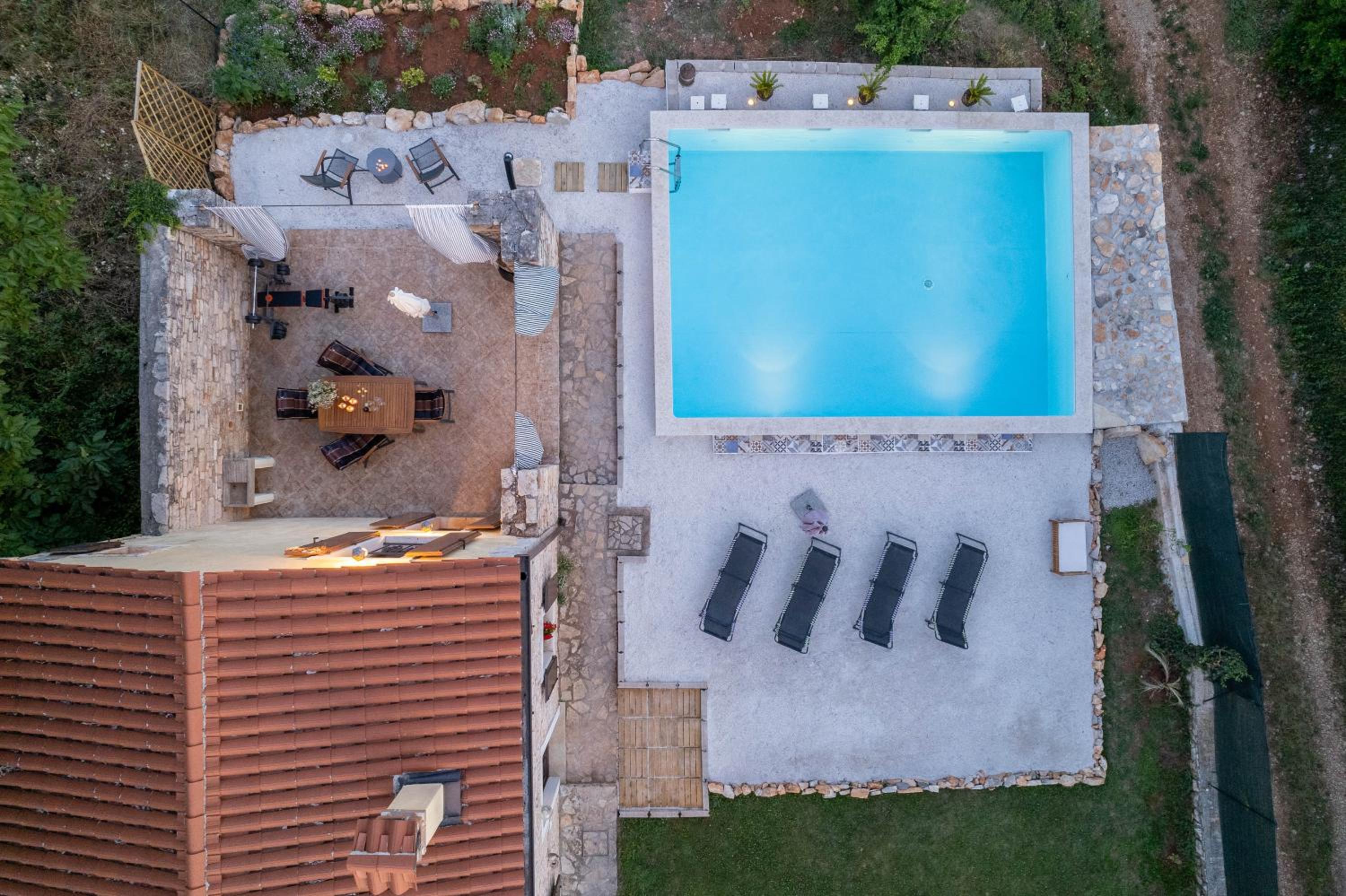 Holiday House with Private Pool Villa Ladybug