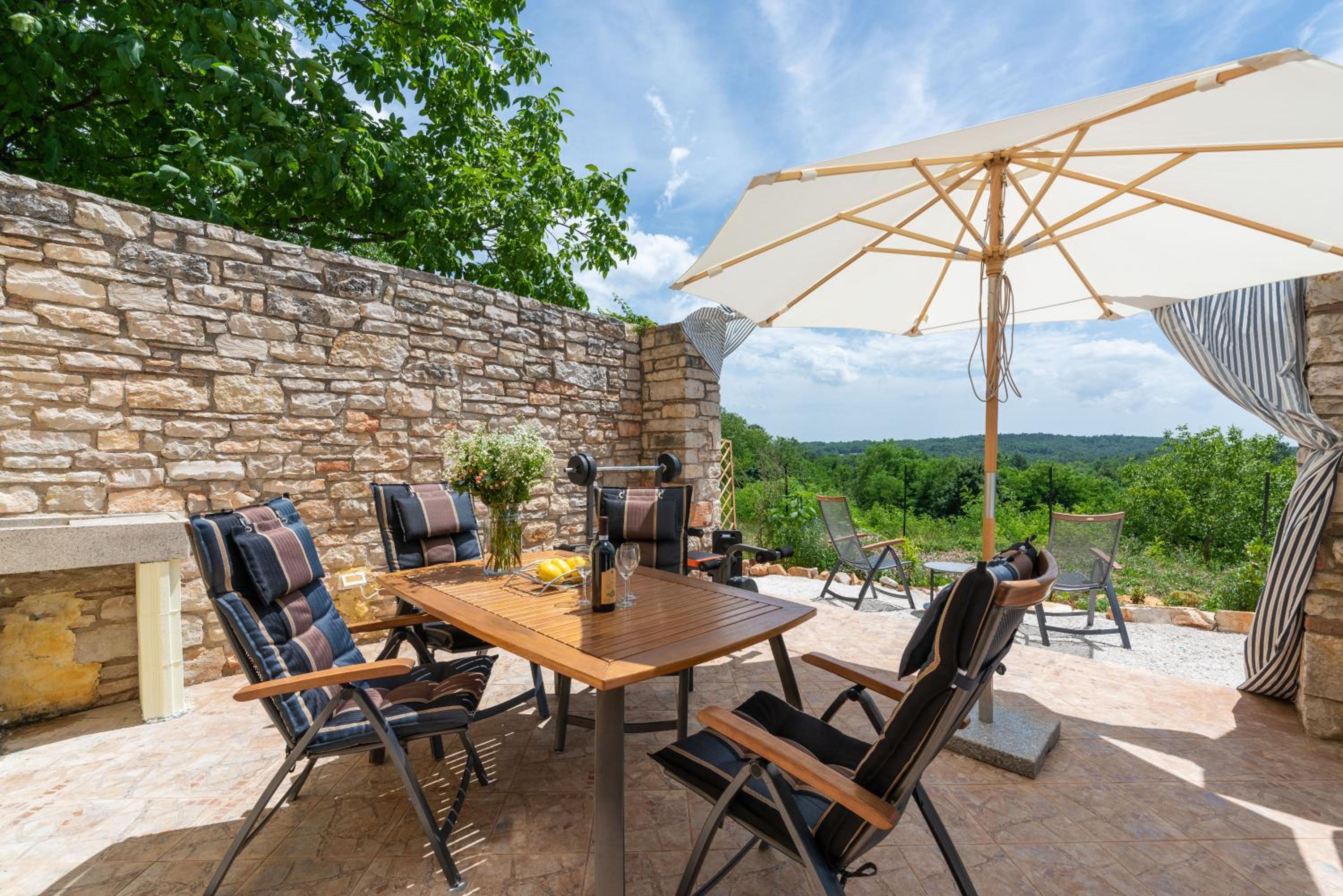 Holiday House with Private Pool Villa Ladybug