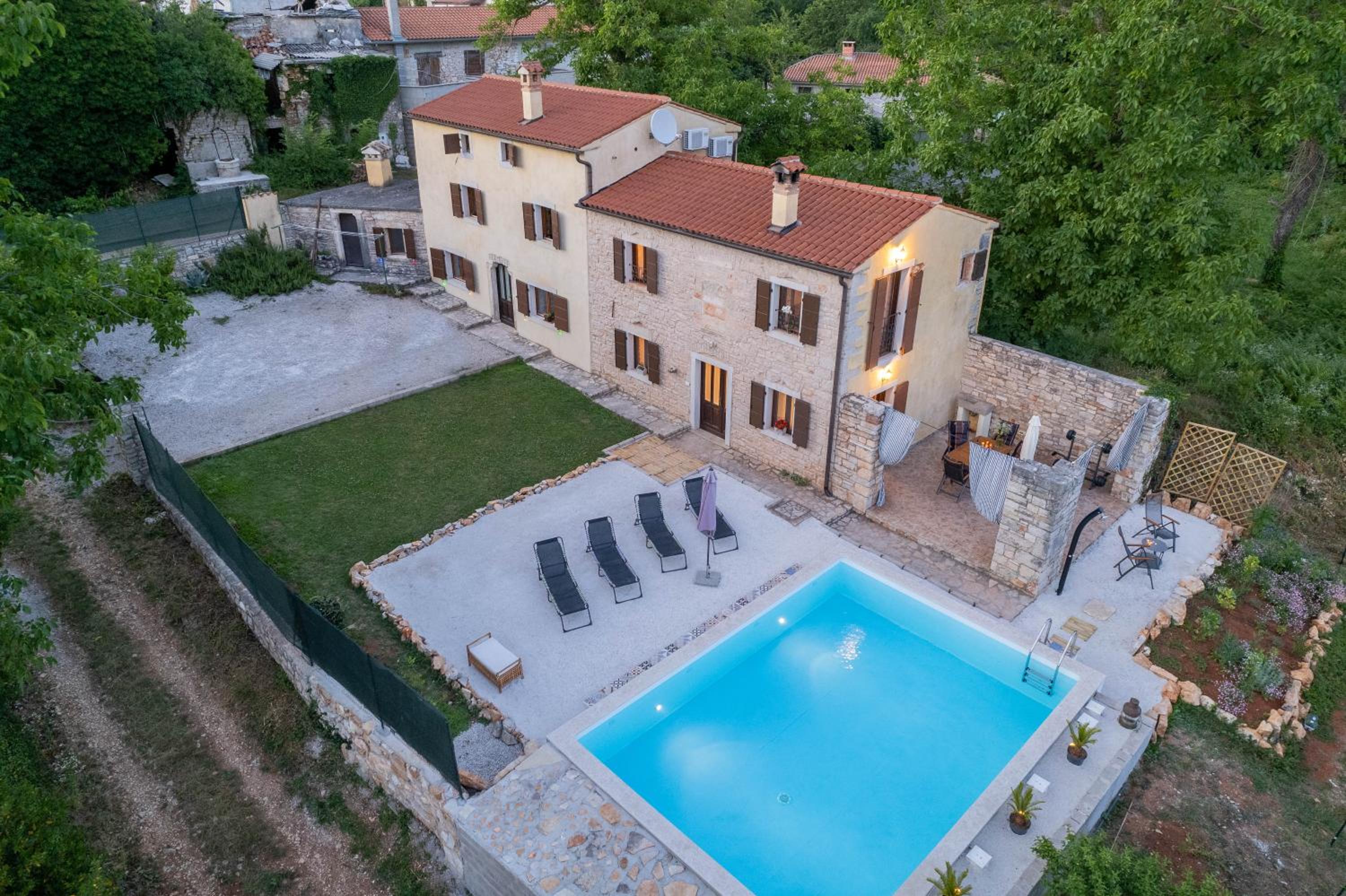 Holiday House with Private Pool Villa Ladybug