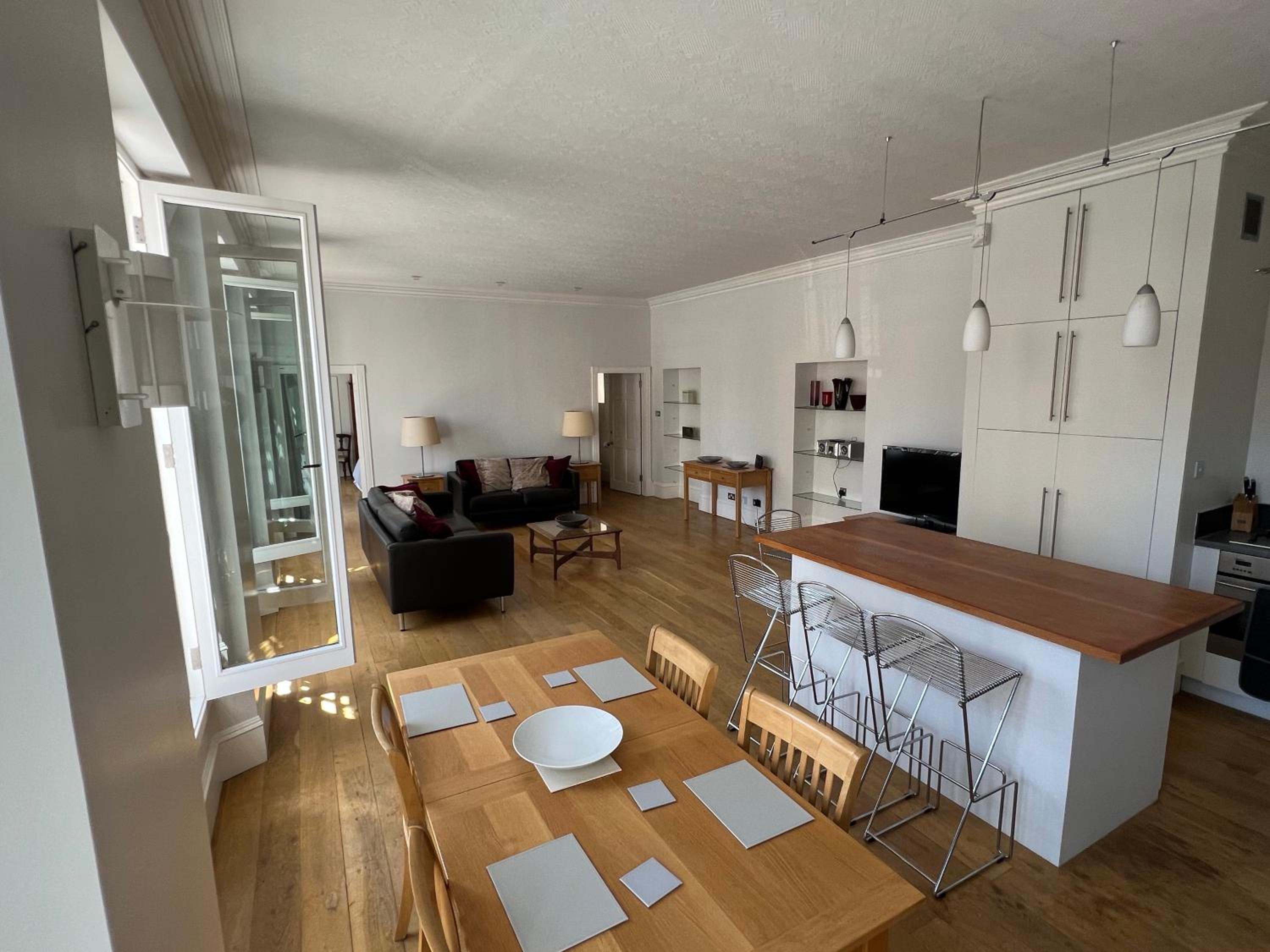 Central 1-Bed Apartment in Inverness Sleeps 4 view 3