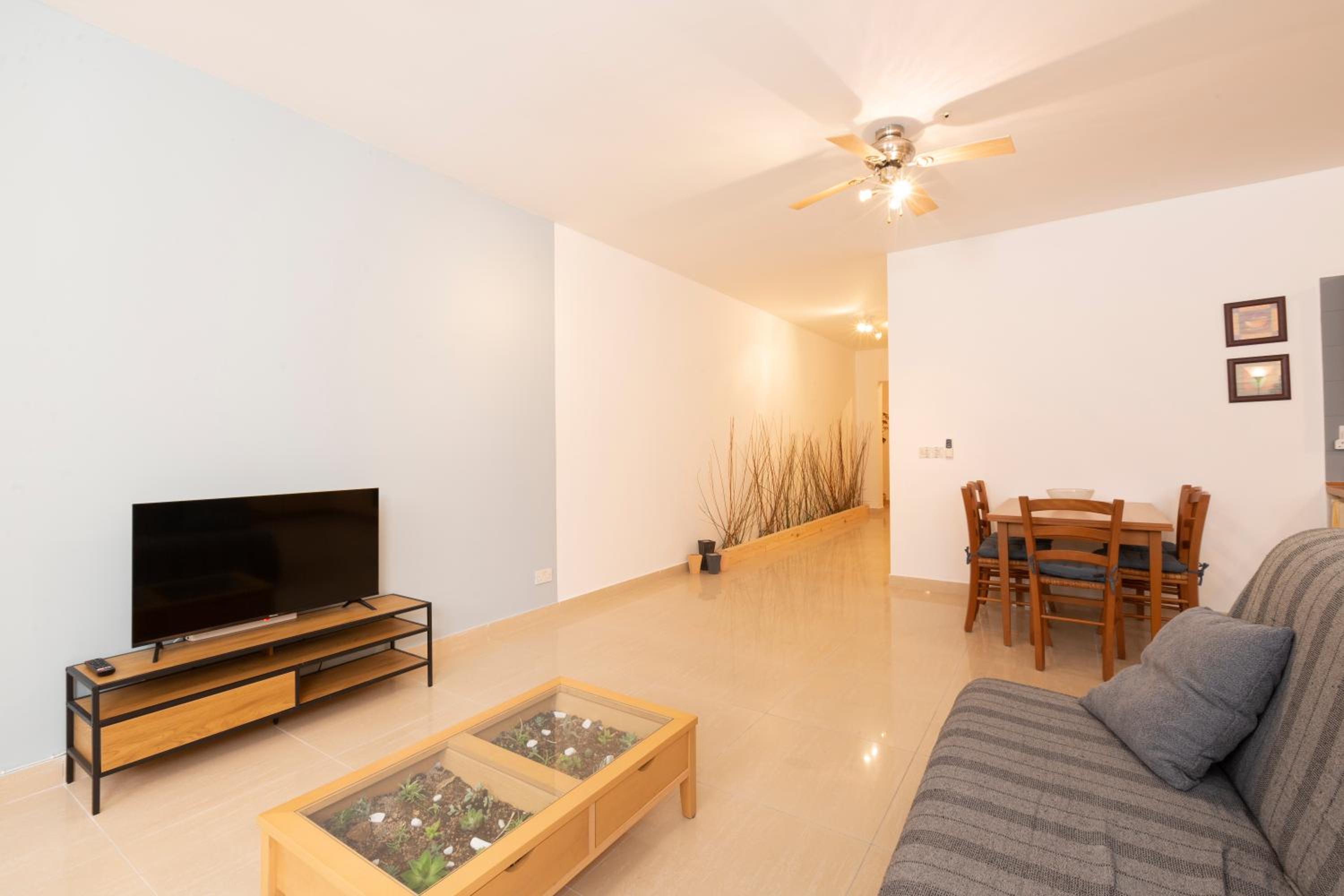 BV1 - Spacious and Bright - Prime Location photo 4