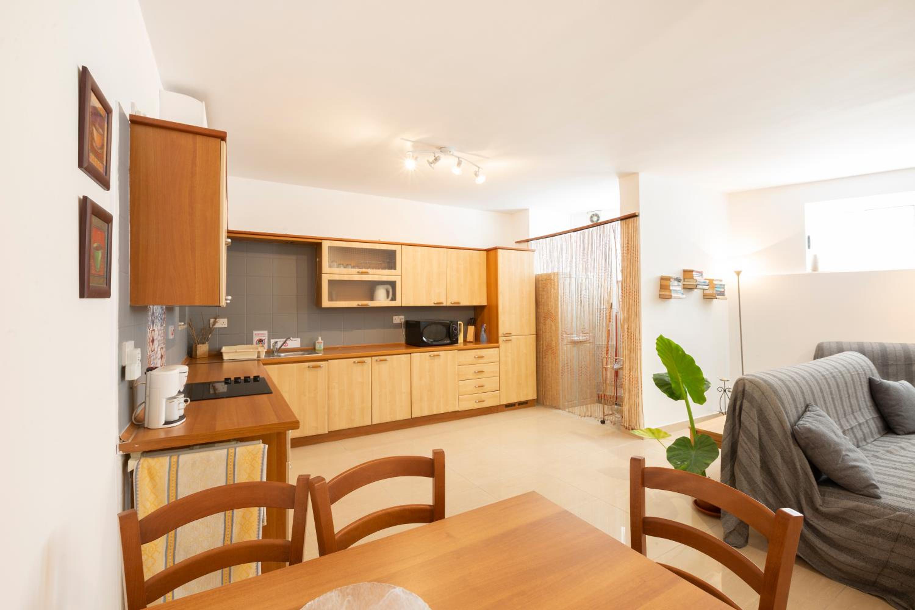 BV1 - Spacious and Bright - Prime Location photo 3