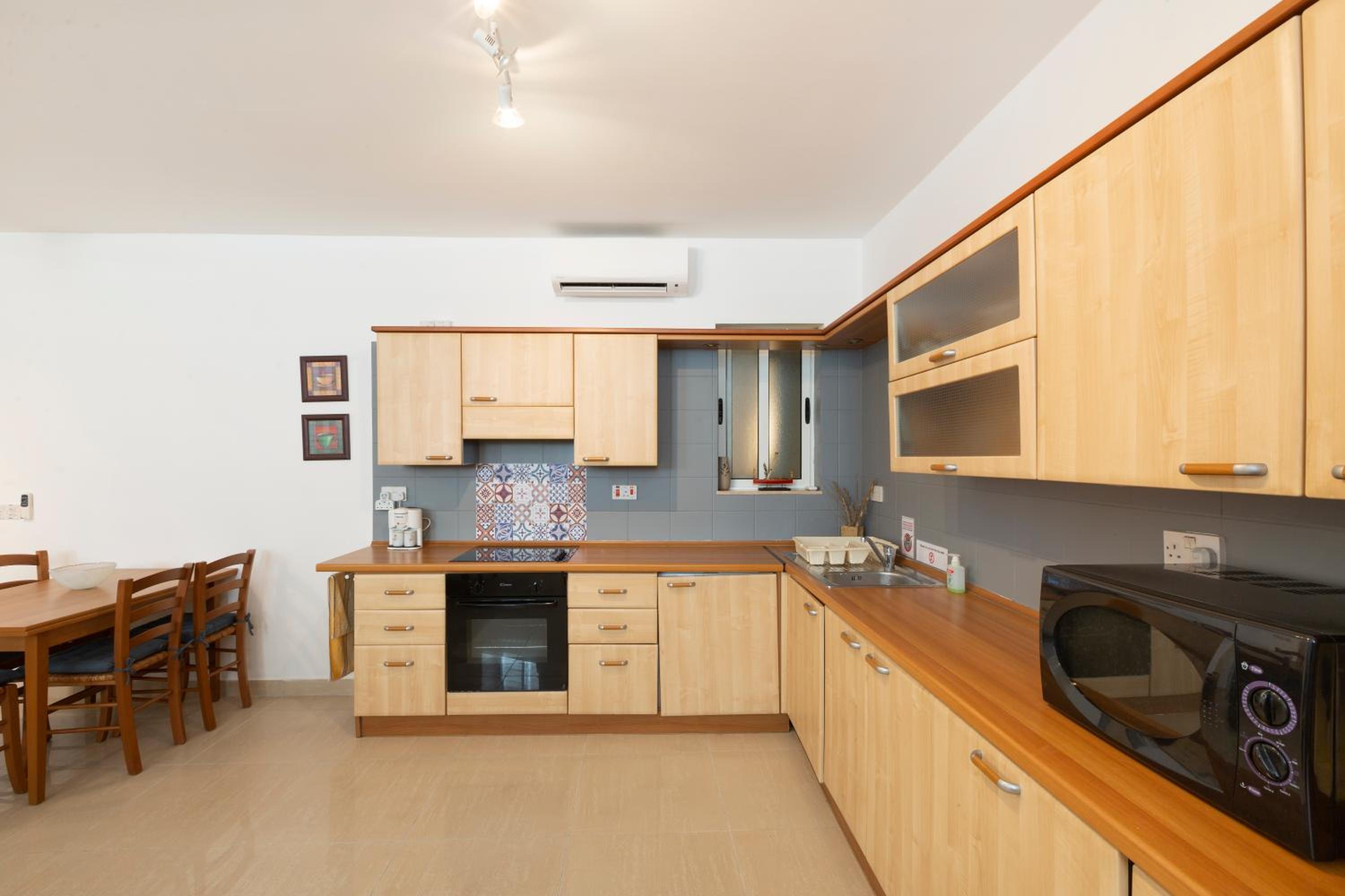 BV1 - Spacious and Bright - Prime Location photo 5