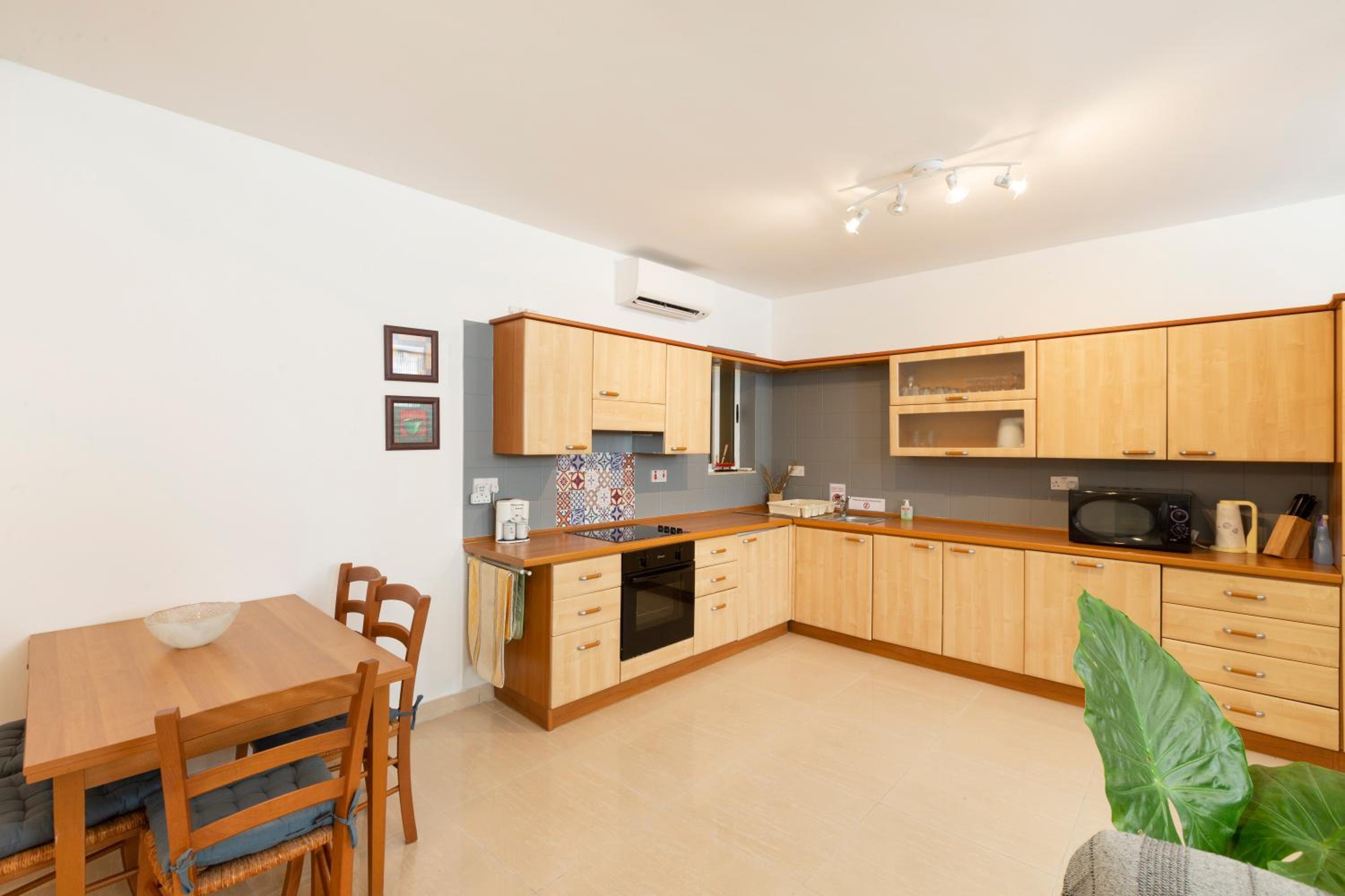 BV1 - Spacious and Bright - Prime Location photo 5