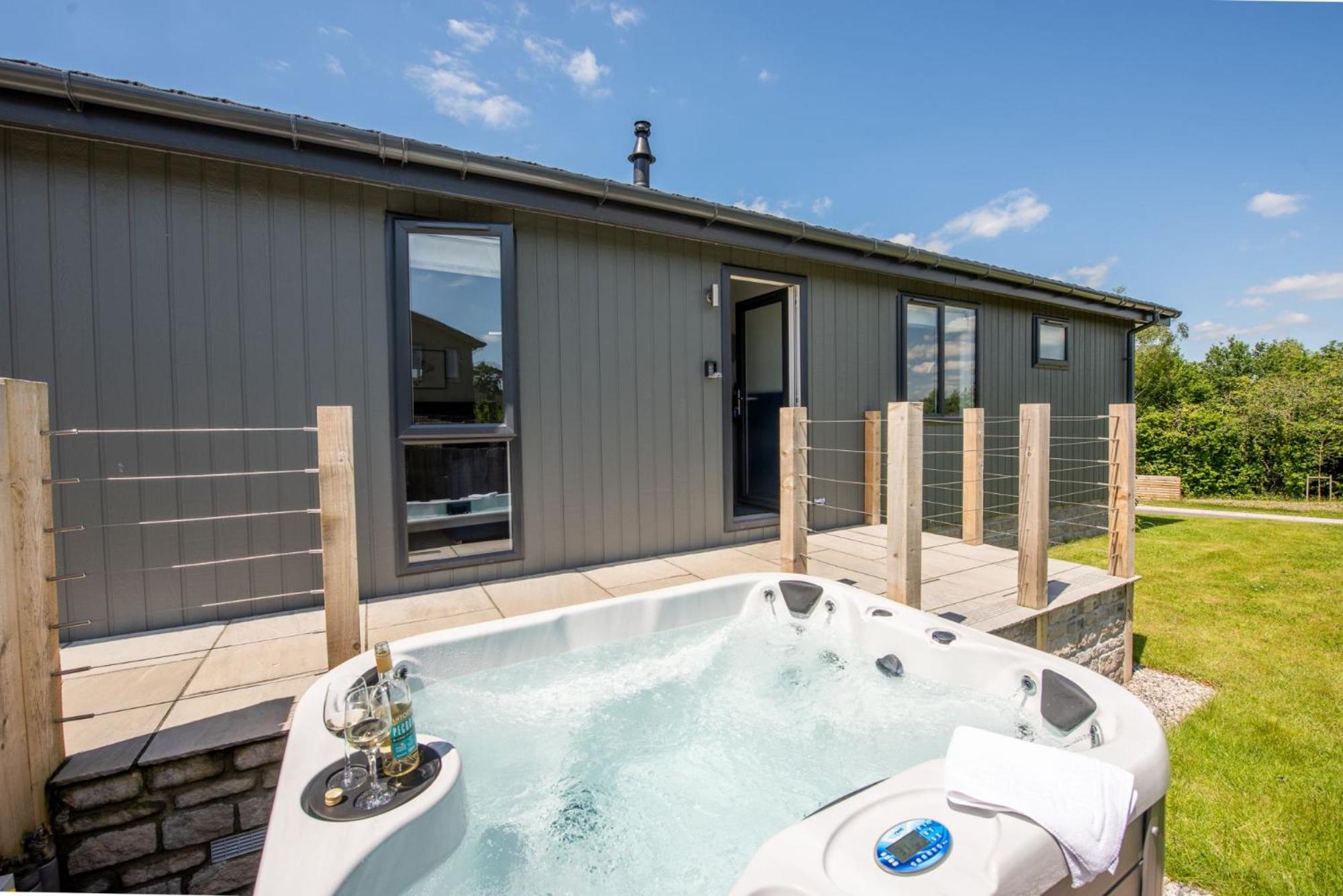Buttercup Lodge - Relaxing hot tub and Parking view 2