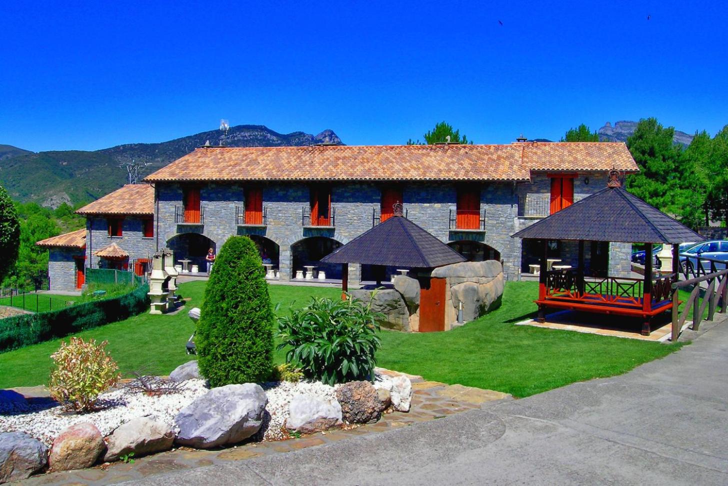 Casas Ordesa y Casa Altemir view 2