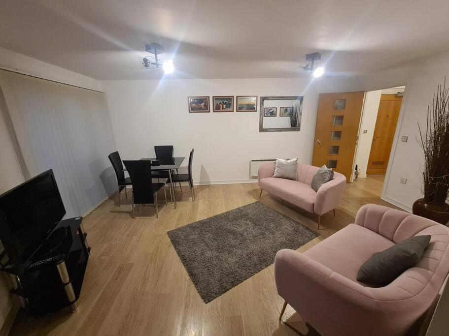 2 Bedroom 2 Bath Apartment, sleeps 4, Town Centre view 5