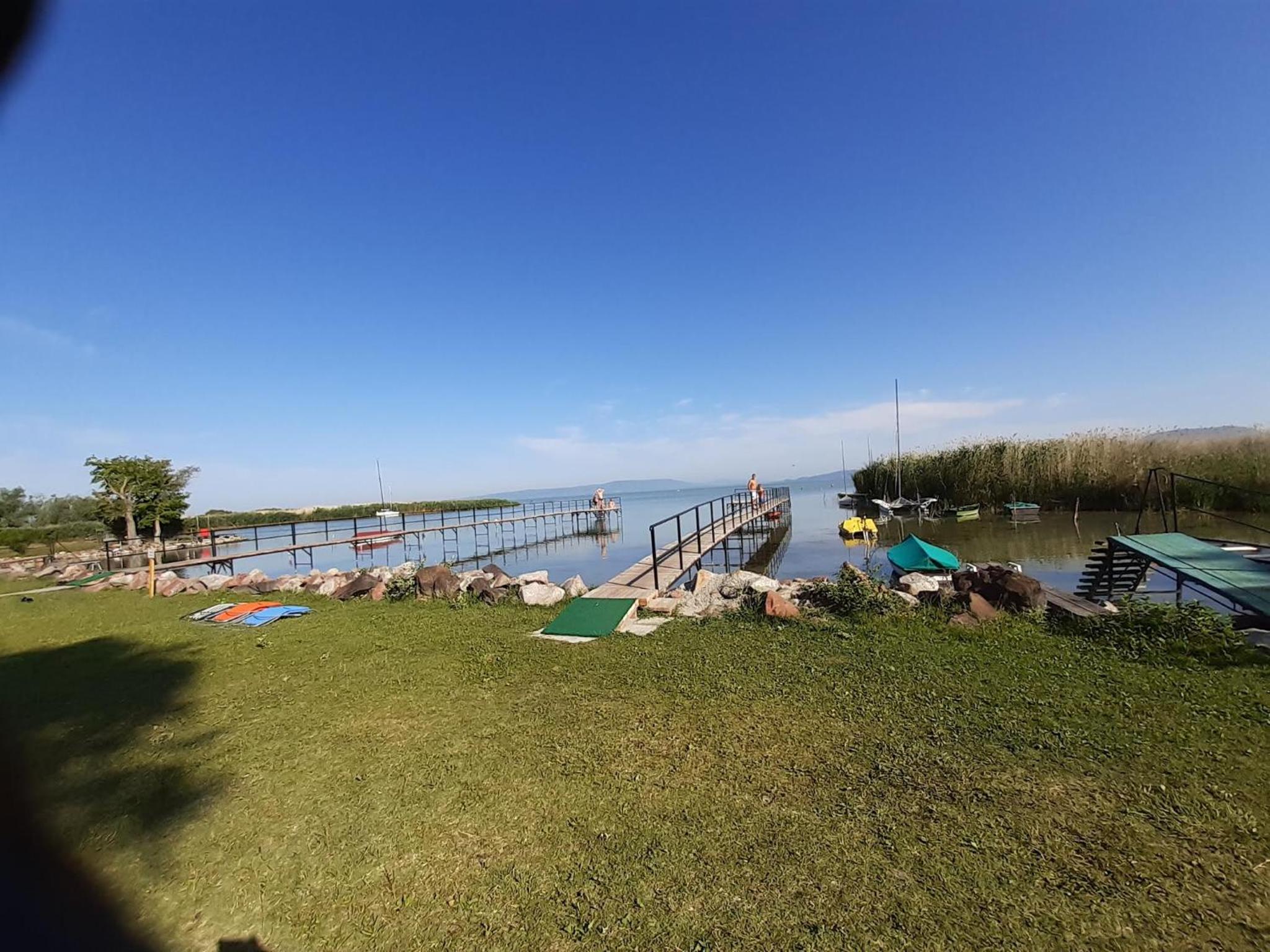 Vízparti gyermekbarát teljesen felújított Apartman, őrzött, saját strand, parkoló, étterem view 3