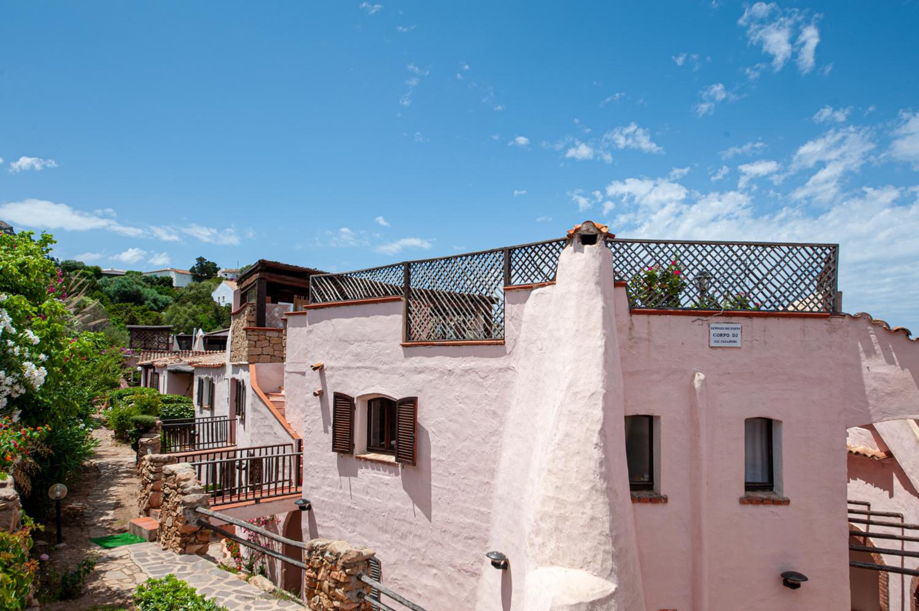 [SPETTACOLARE TERRAZZA SU PISCINA E PORTO CERVO]