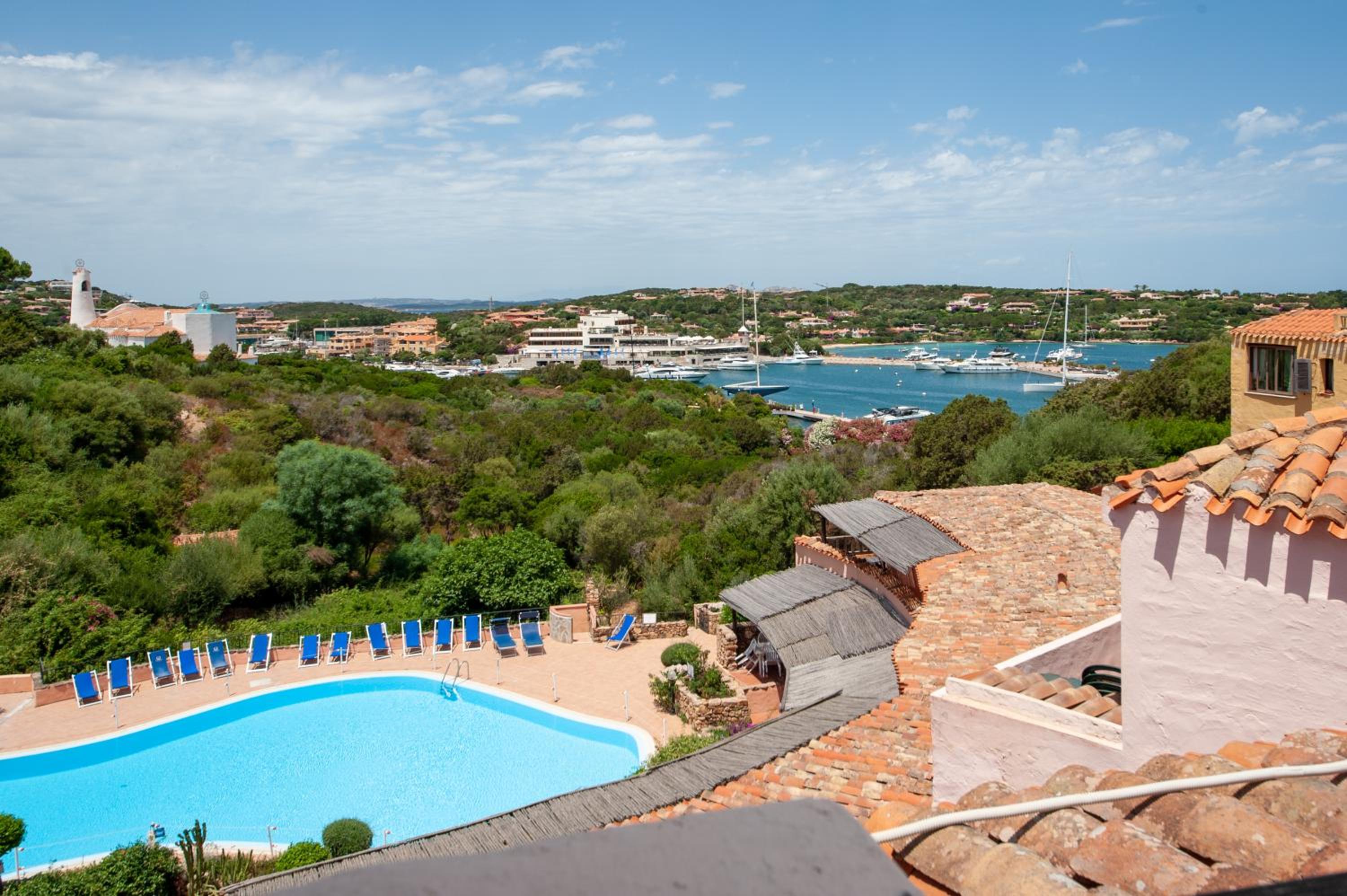 [SPETTACOLARE TERRAZZA SU PISCINA E PORTO CERVO] photo 2