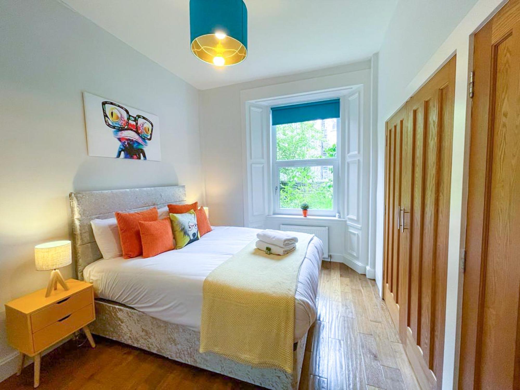 Desirable 2 Bed Apt Near Edinburgh Castle view 5