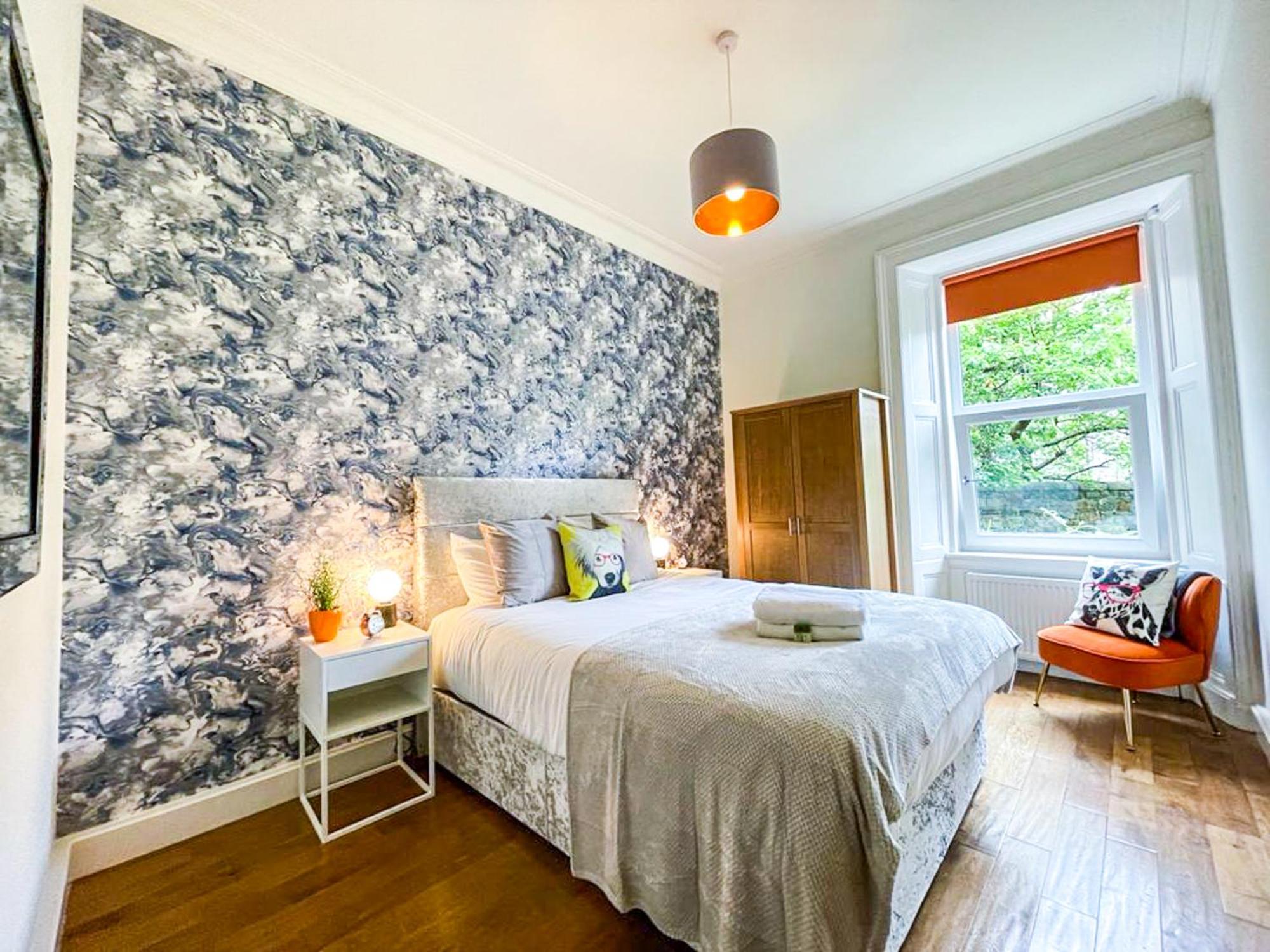 Desirable 2 Bed Apt Near Edinburgh Castle view 2