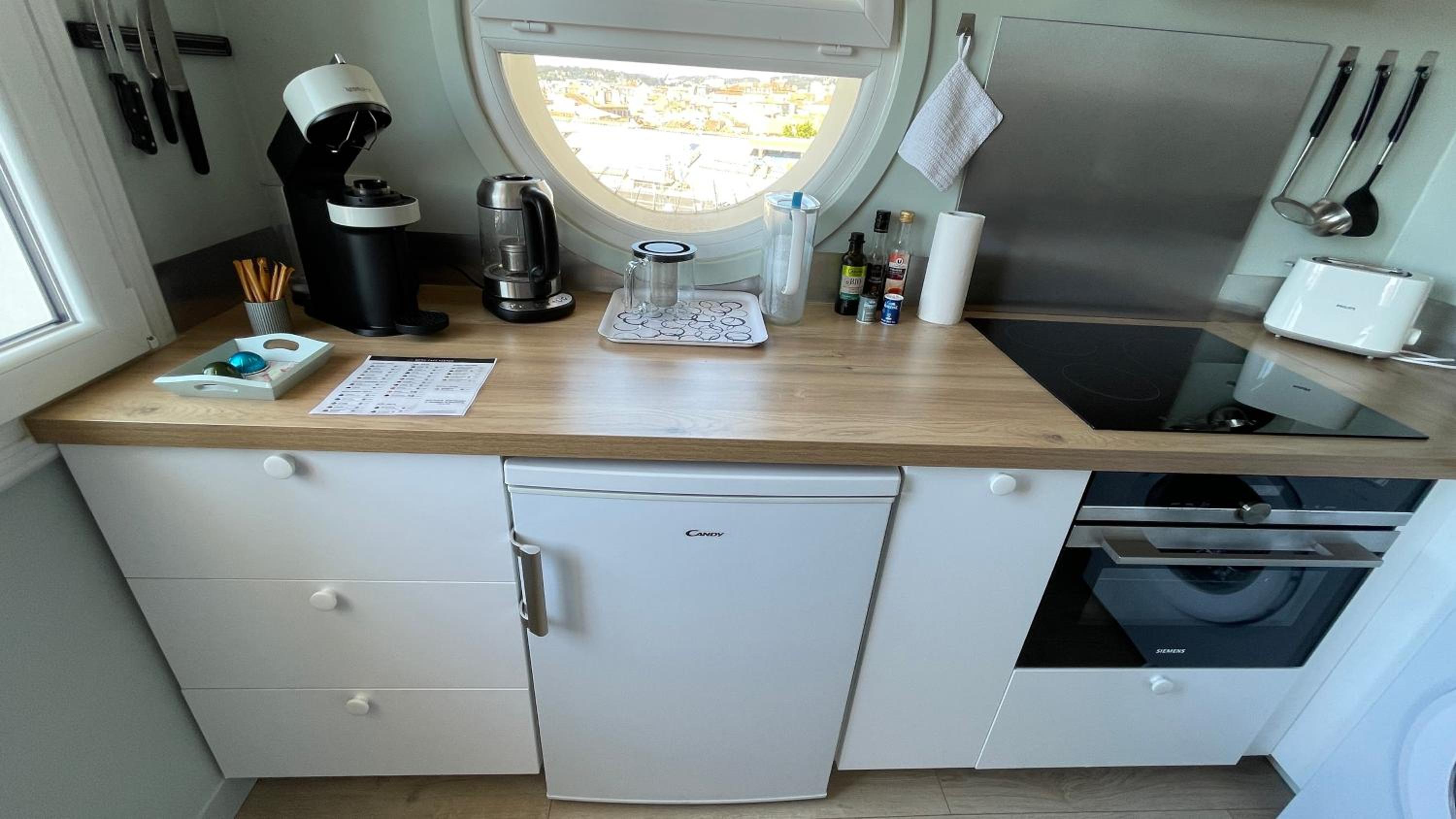 Vue sur rade appartement élégant vaste climatisé étage élevé ascenseur proche parking et toutes commodités au cœur du Toulon historique view 5