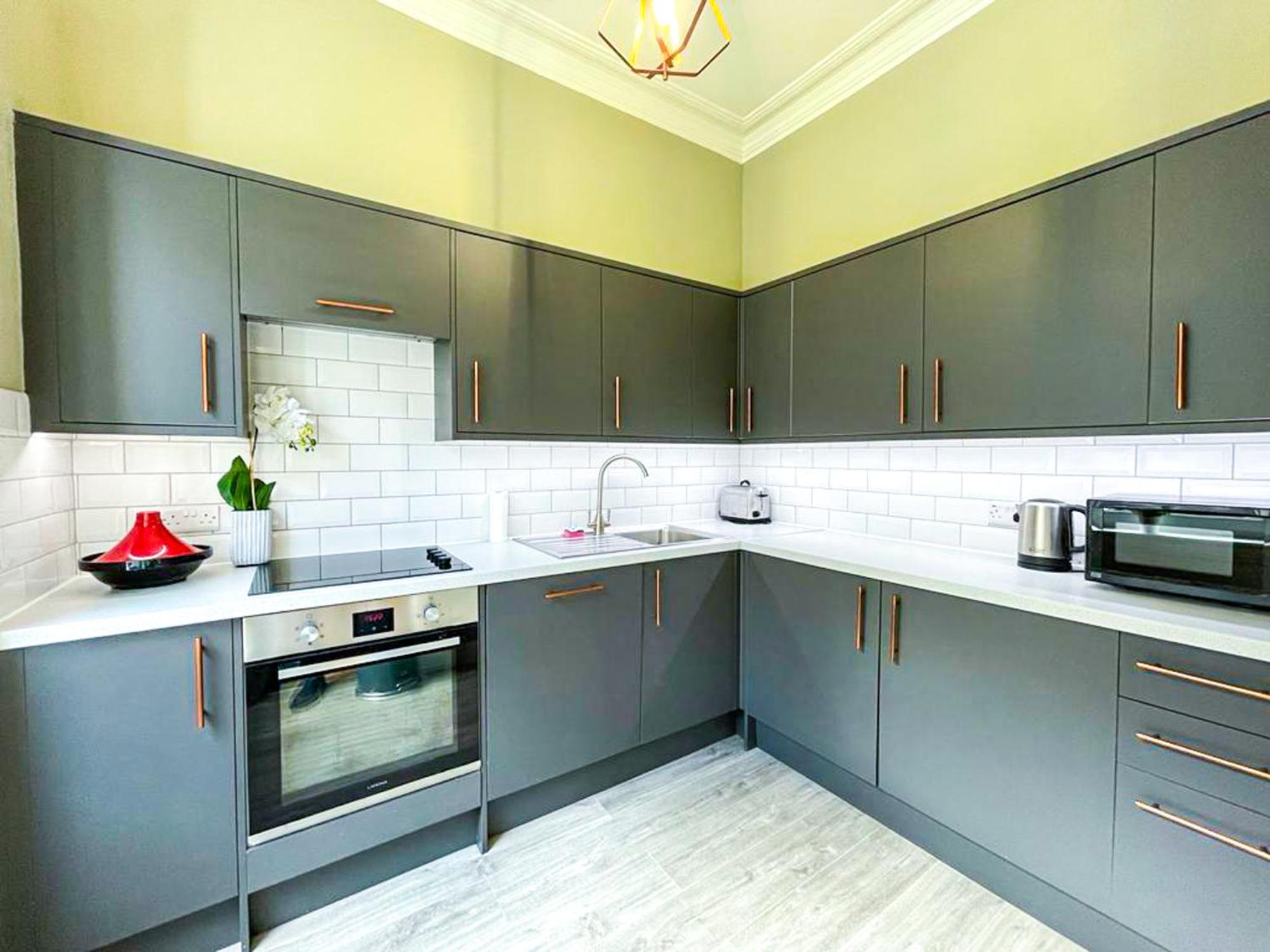 Desirable 2 Bed Apt Near Edinburgh Castle view 3