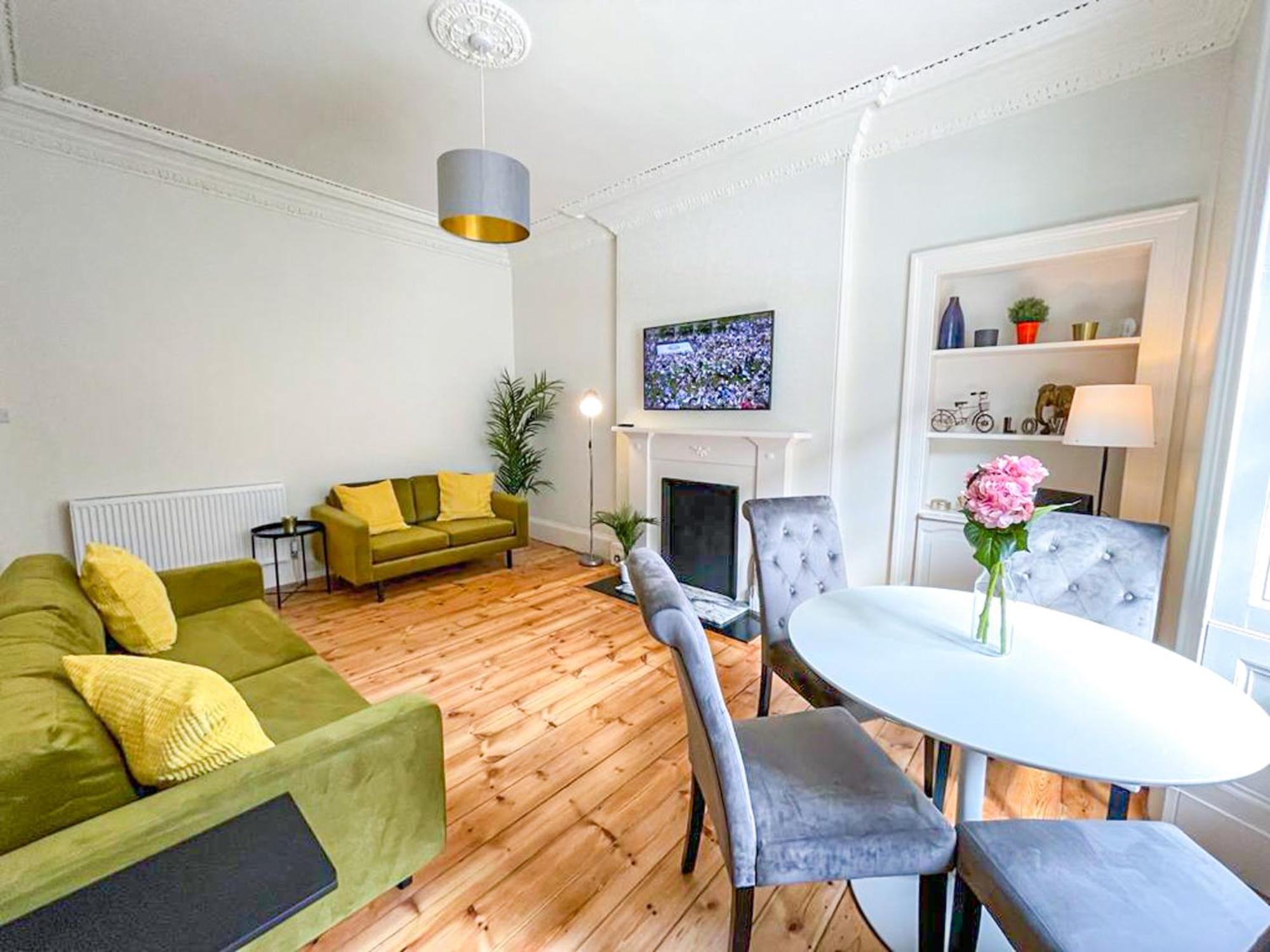 Desirable 2 Bed Apt Near Edinburgh Castle view 4
