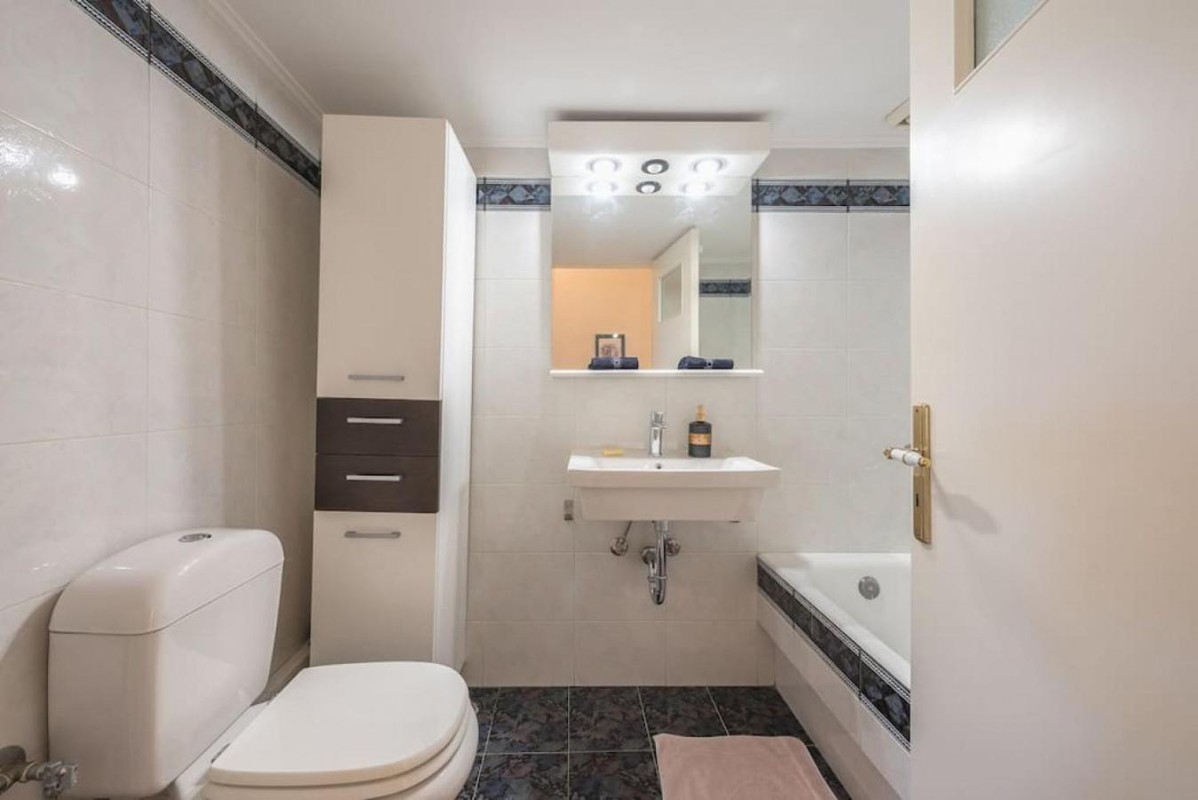 Central 3BR Apartment Next to Panormou Metro!
