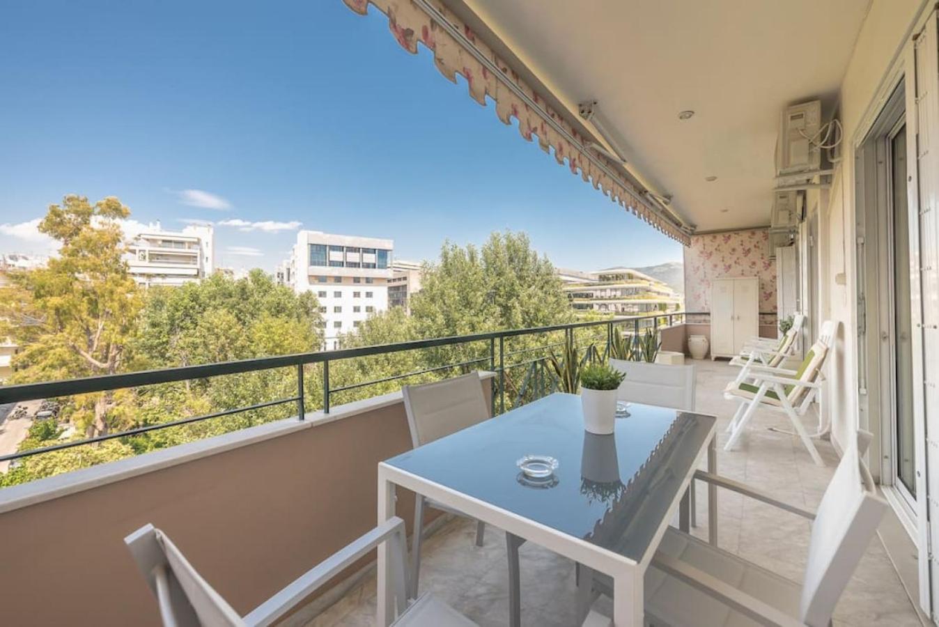 Central 3BR Apartment Next to Panormou Metro!