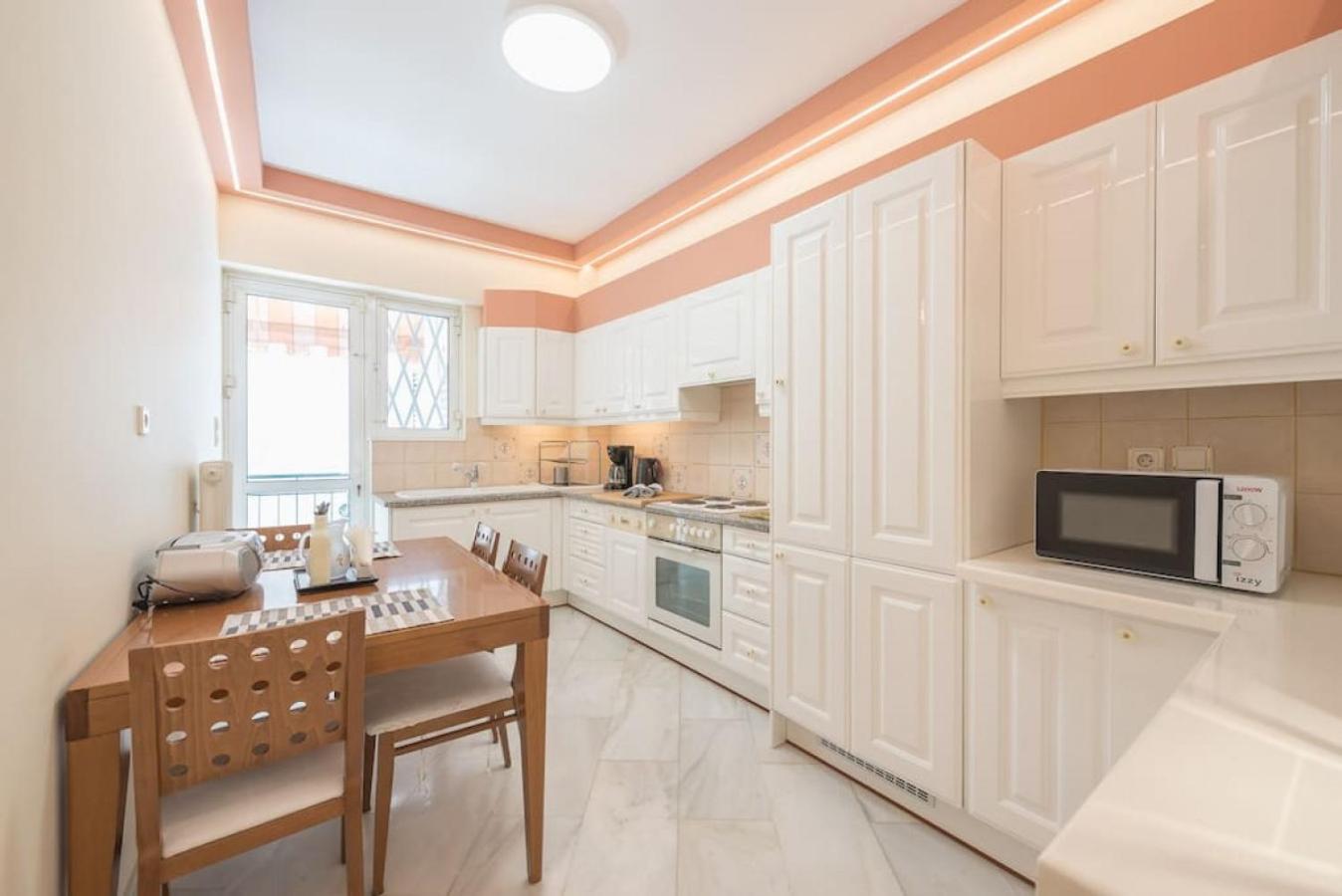 Central 3BR Apartment Next to Panormou Metro!