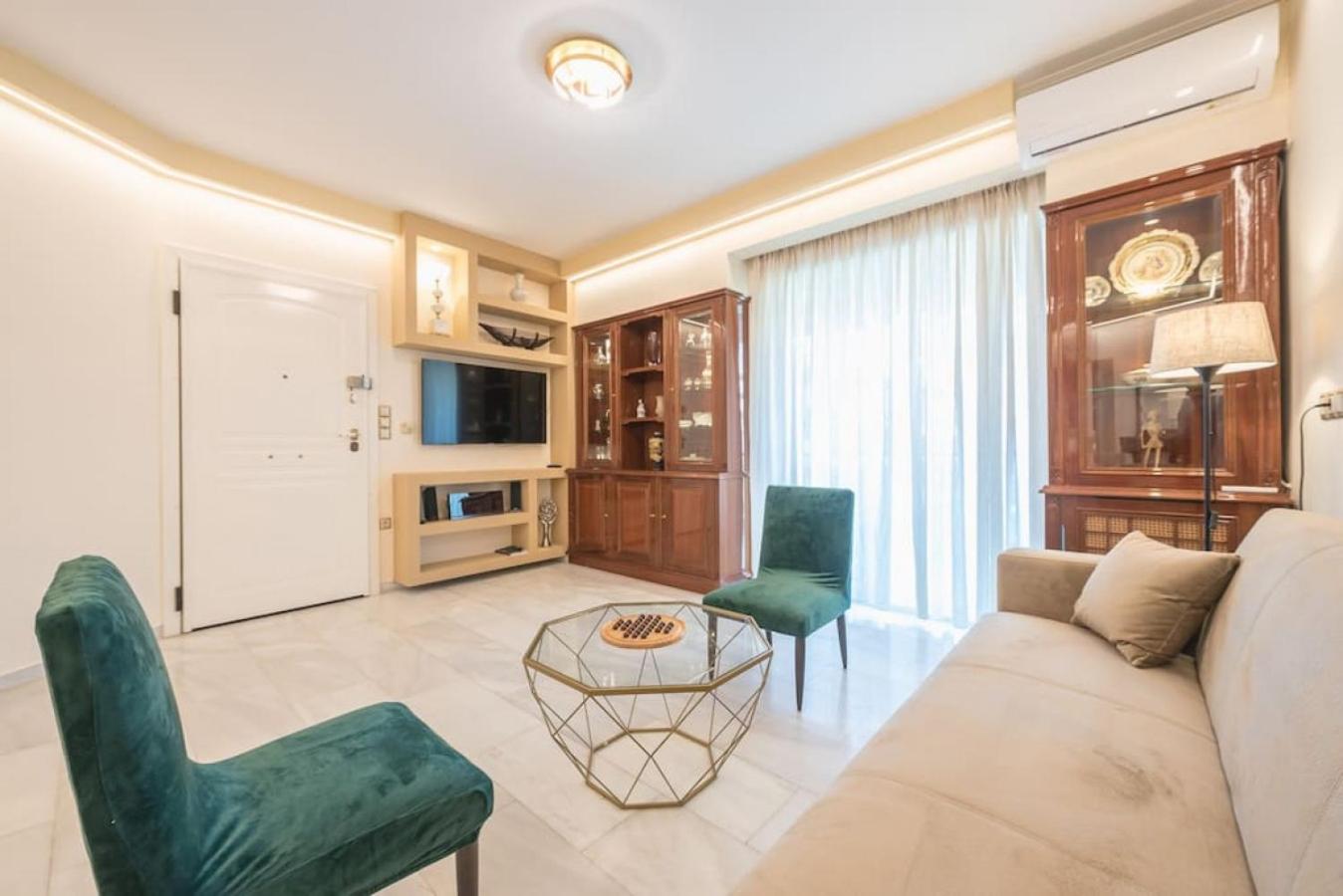 Central 3BR Apartment Next to Panormou Metro!
