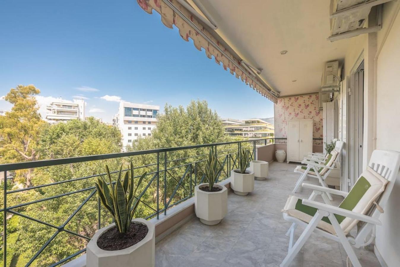 Central 3BR Apartment Next to Panormou Metro!