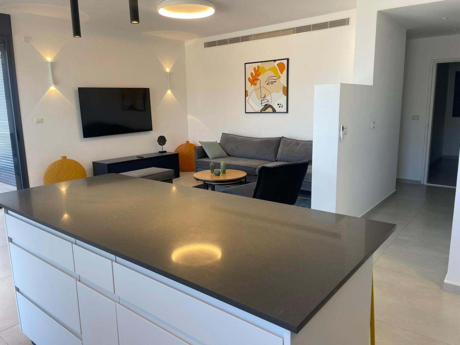 #דירת יוקרה על הים Bluewave Beach Apartment# view 5