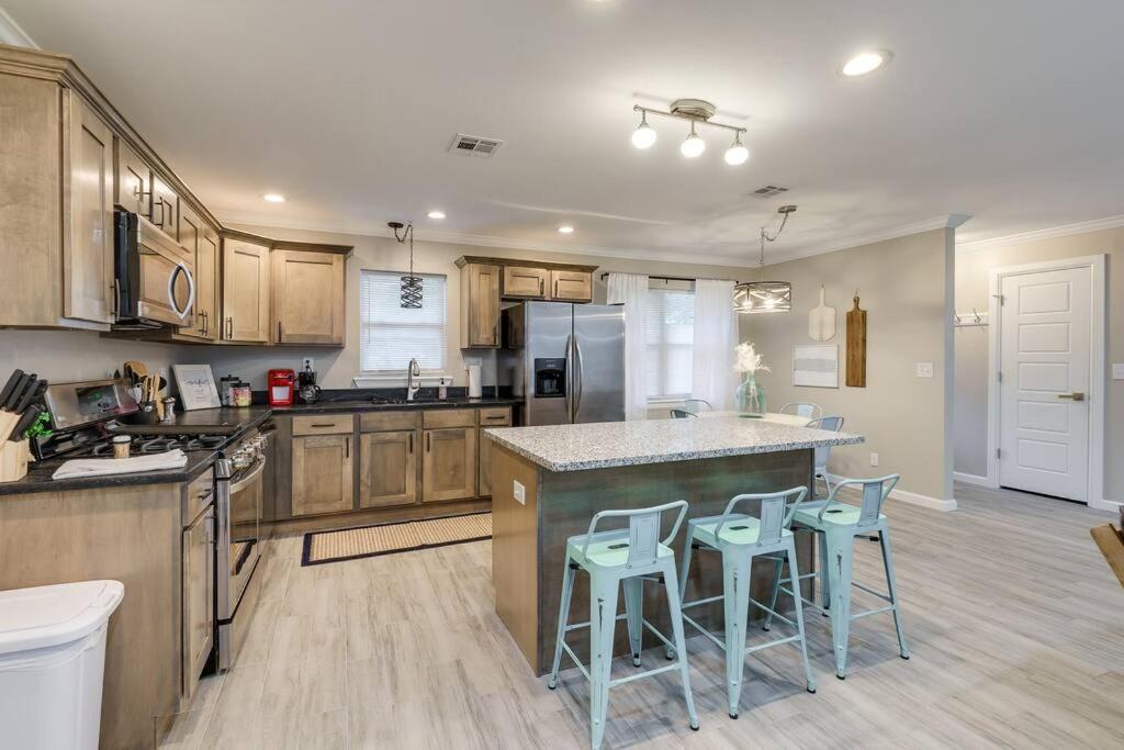 3 BR Newly Remodeled Home With Farm Style Decor view 5