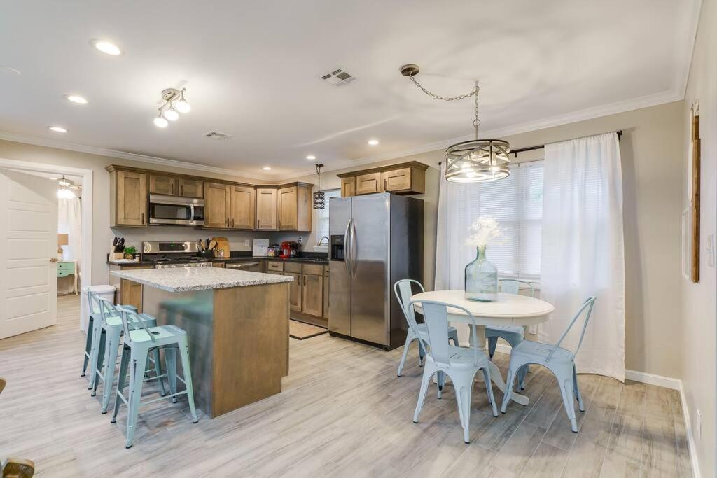 3 BR Newly Remodeled Home With Farm Style Decor view 4