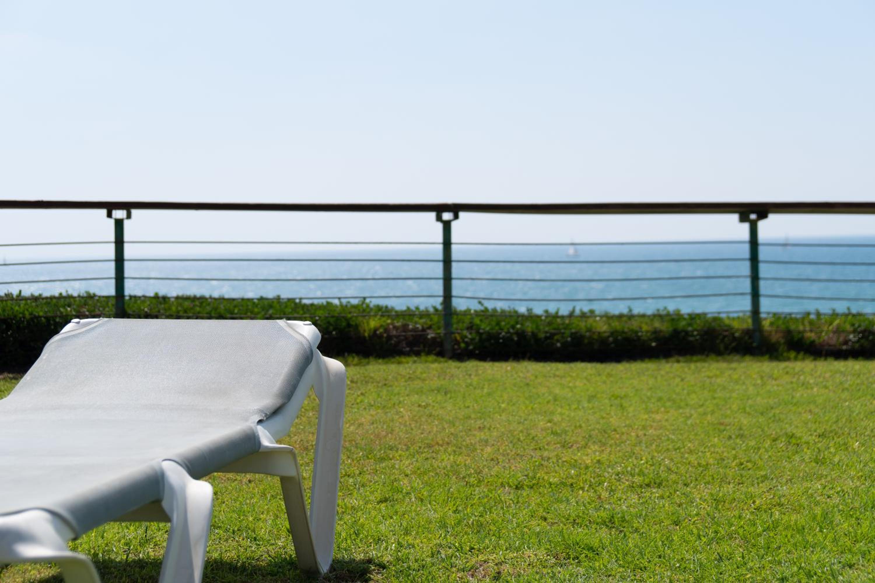 Sea View Stylish 1BR with Balcony by Beachfront Stay, photo 8