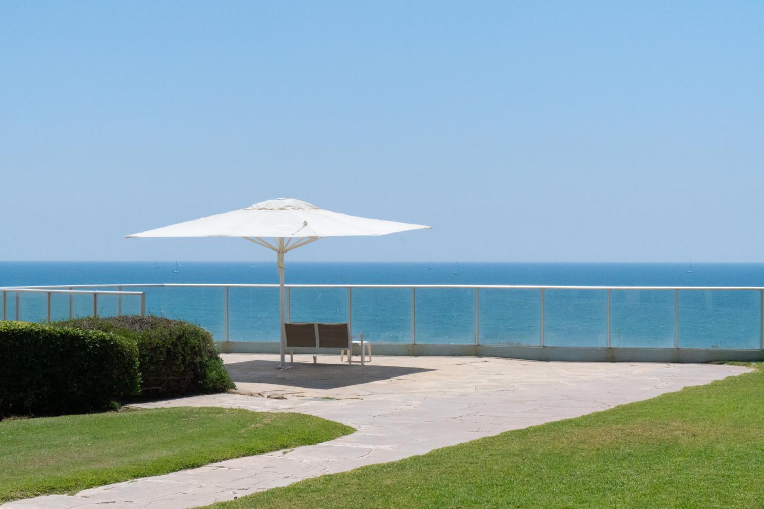 Sea View Stylish 1BR with Balcony by Beachfront Stay, photo 4