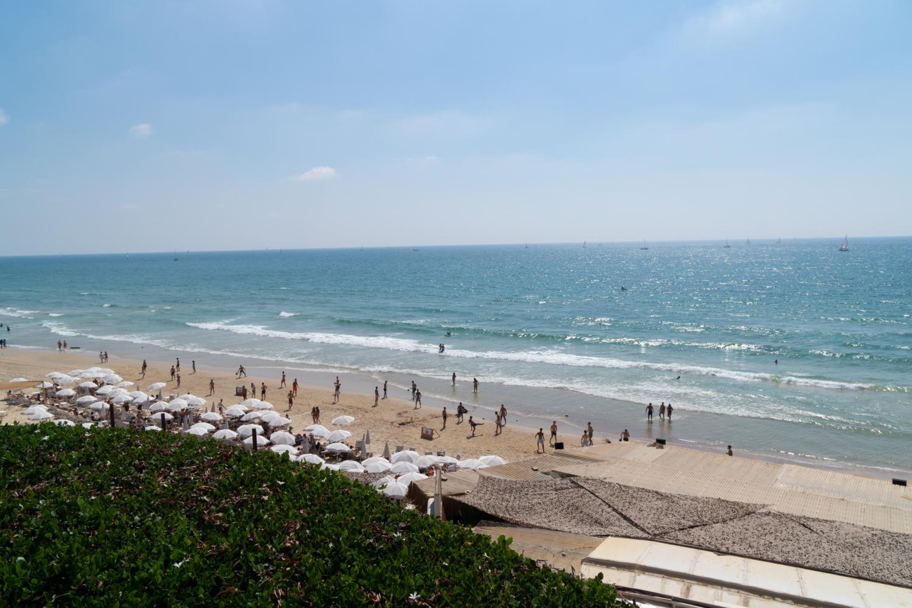 Sea View Stylish 1BR with Balcony by Beachfront Stay, photo 9