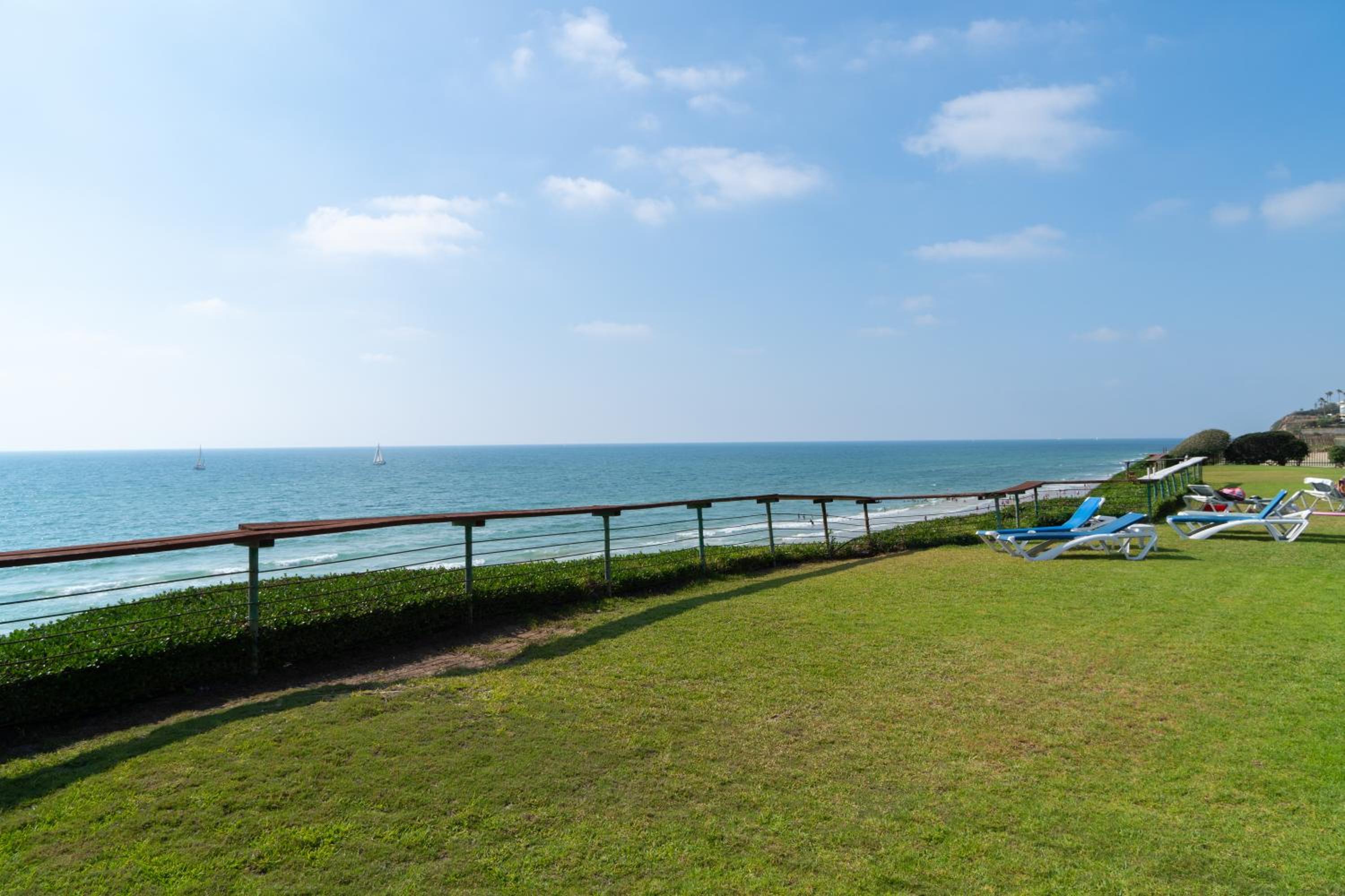 Sea View Stylish 1BR with Balcony by Beachfront Stay, photo 2