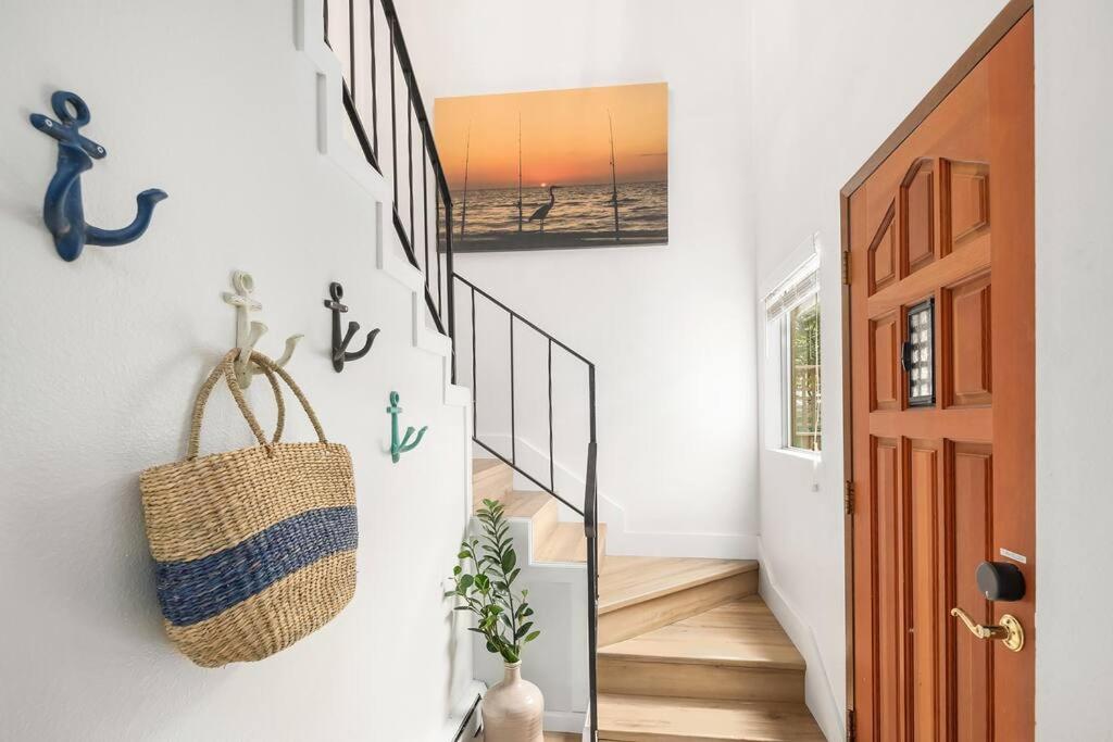 Coastal Cottage, 4 Large Decks, Close to Beach view 3