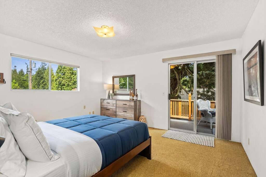 Coastal Cottage, 4 Large Decks, Close to Beach view 4