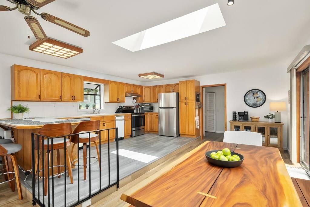 Coastal Cottage, 4 Large Decks, Close to Beach view 5