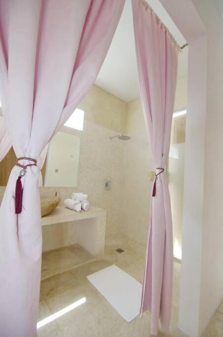 Elegant Villa Casabianca - Tropical Pool & Garden, Near Potato Head Beach Club!