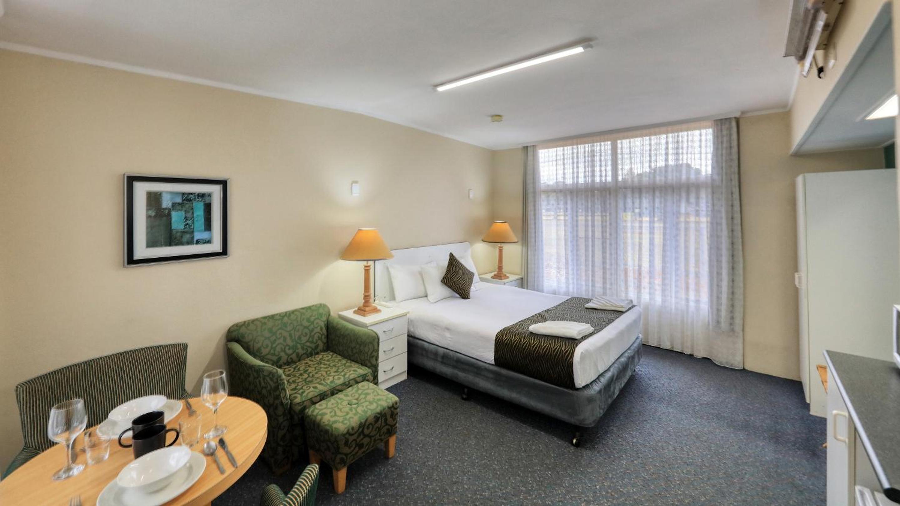 Silver Oaks Motel