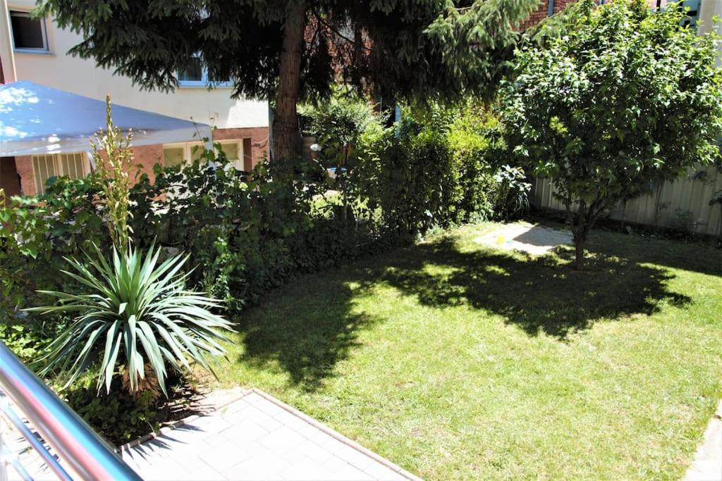 Central Modern Apt with Garden view 2