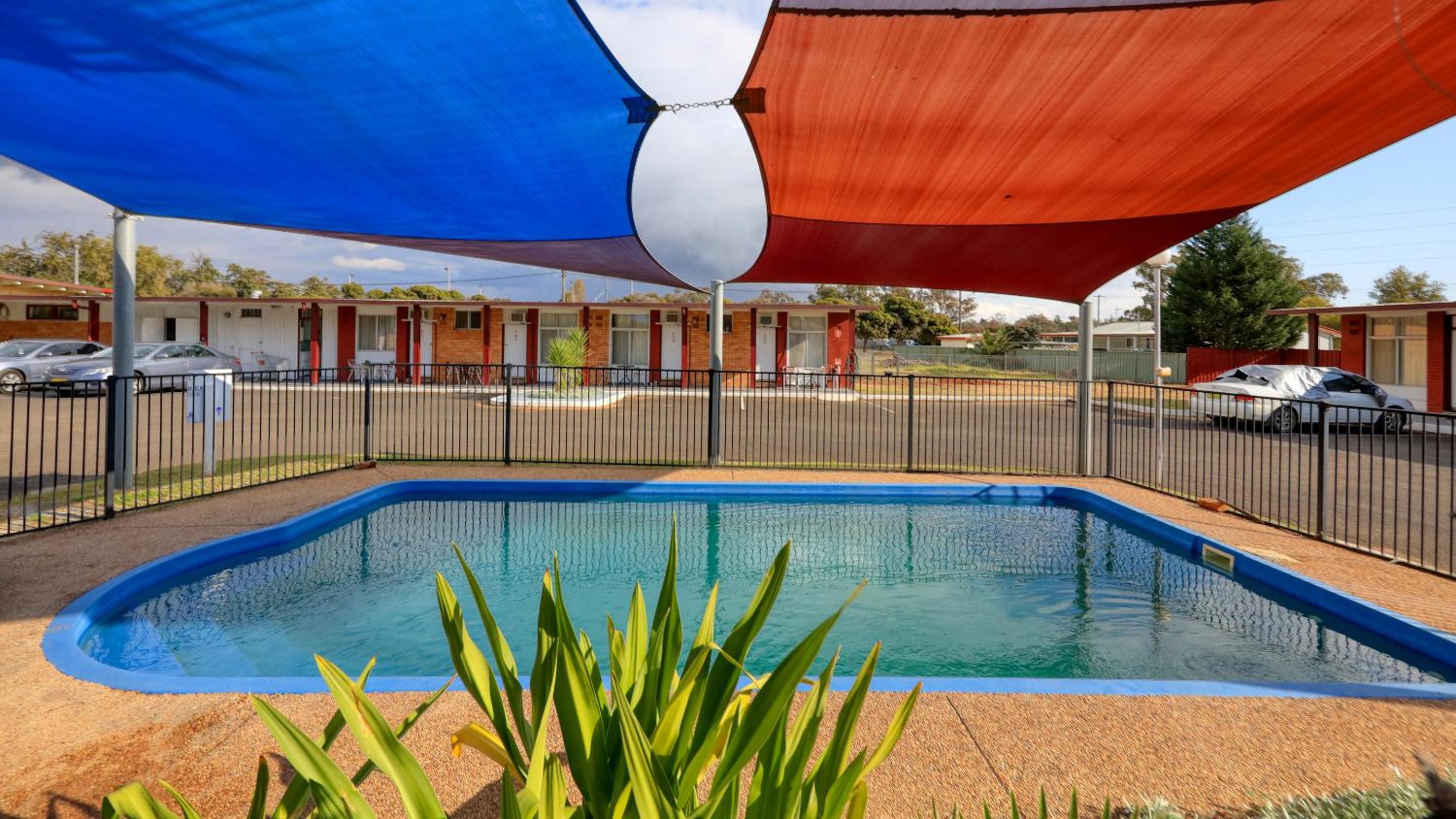 Silver Oaks Motel