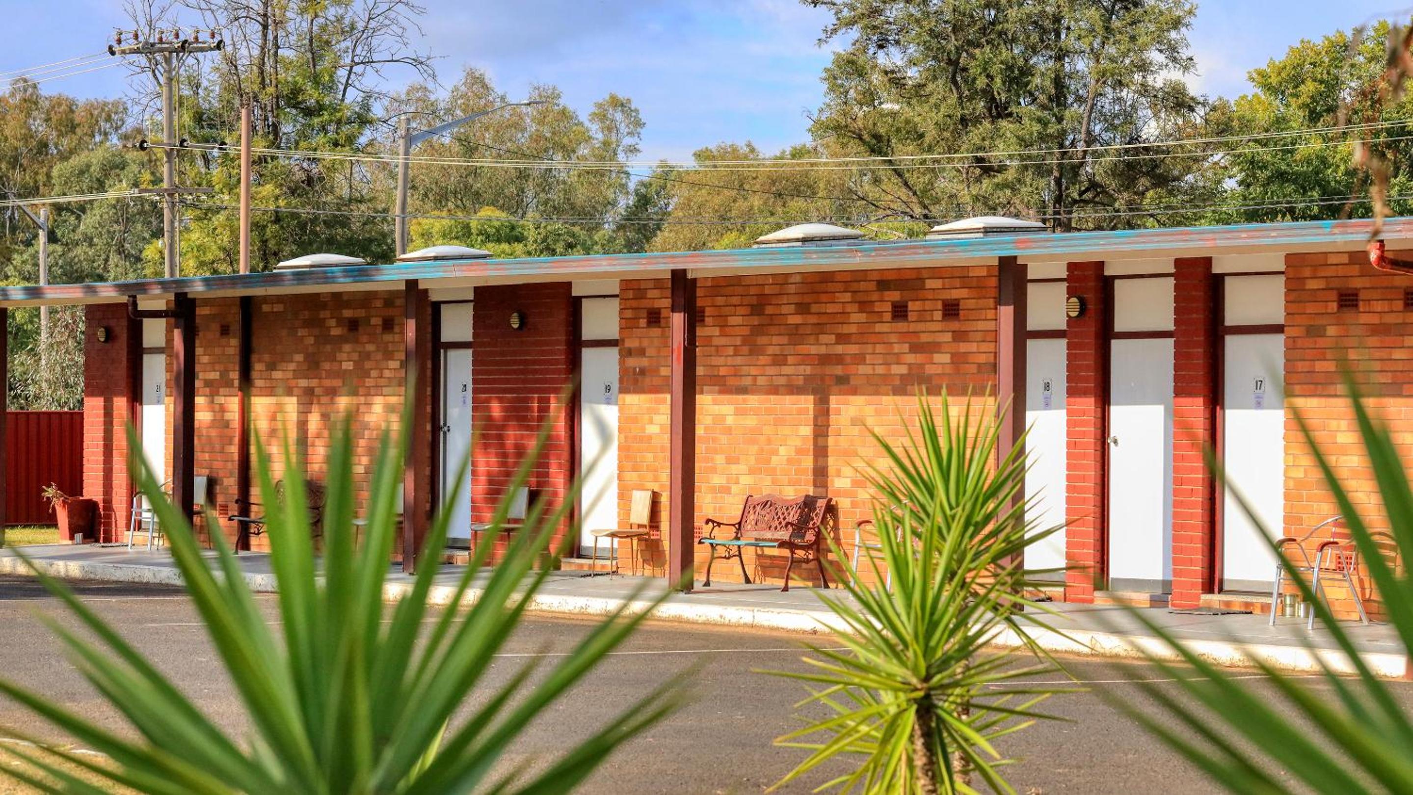 Silver Oaks Motel