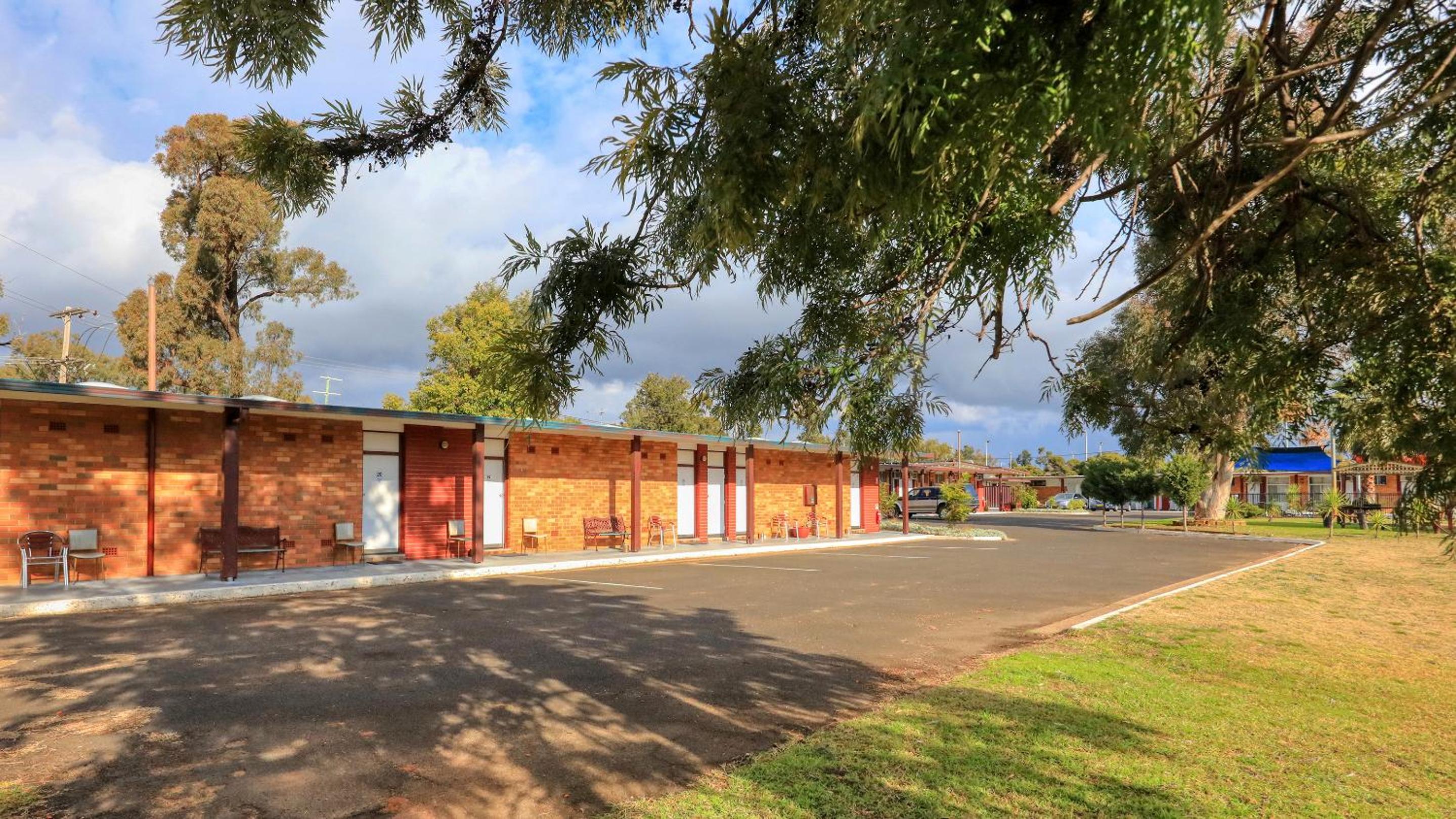 Silver Oaks Motel