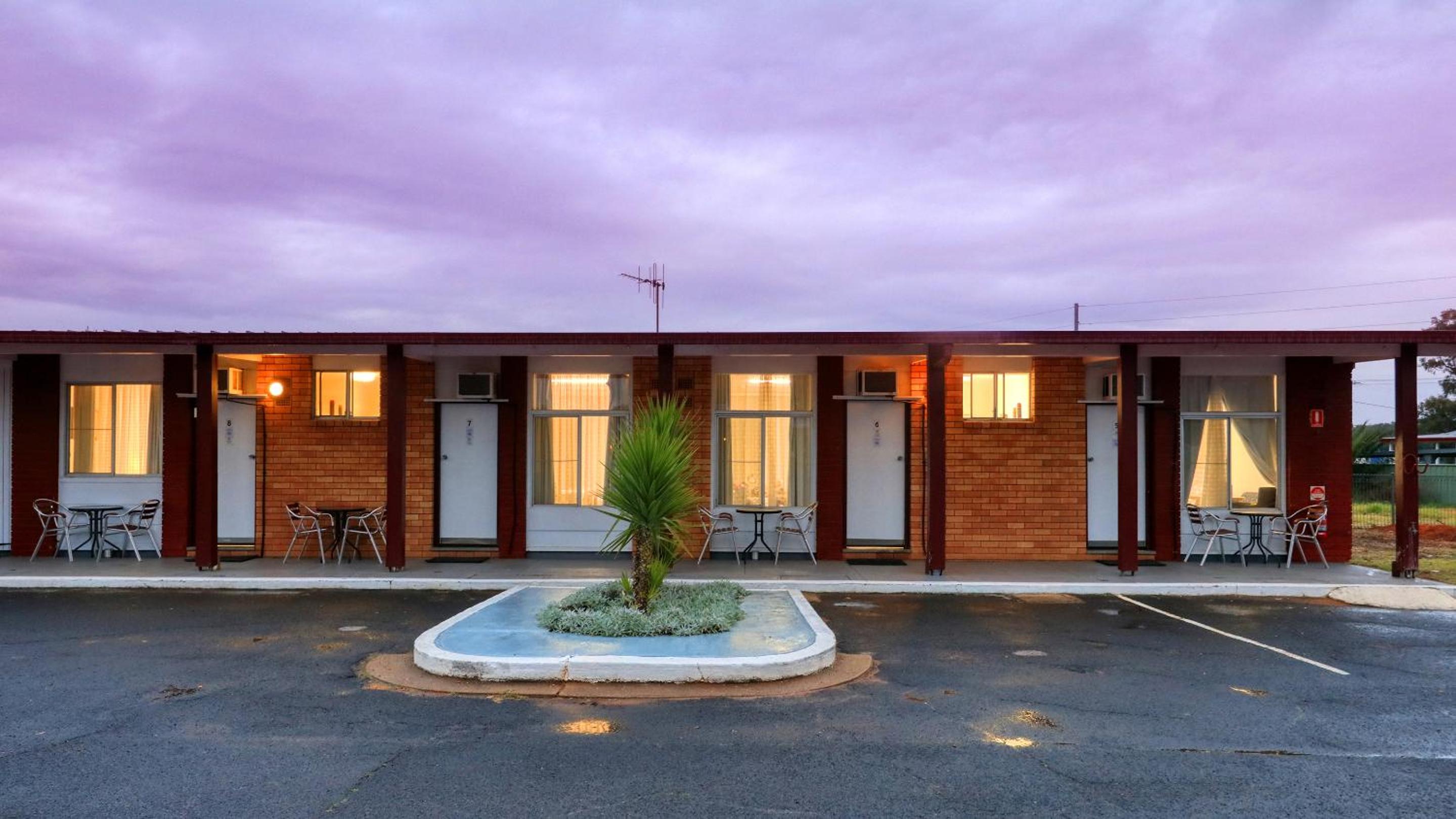 Silver Oaks Motel