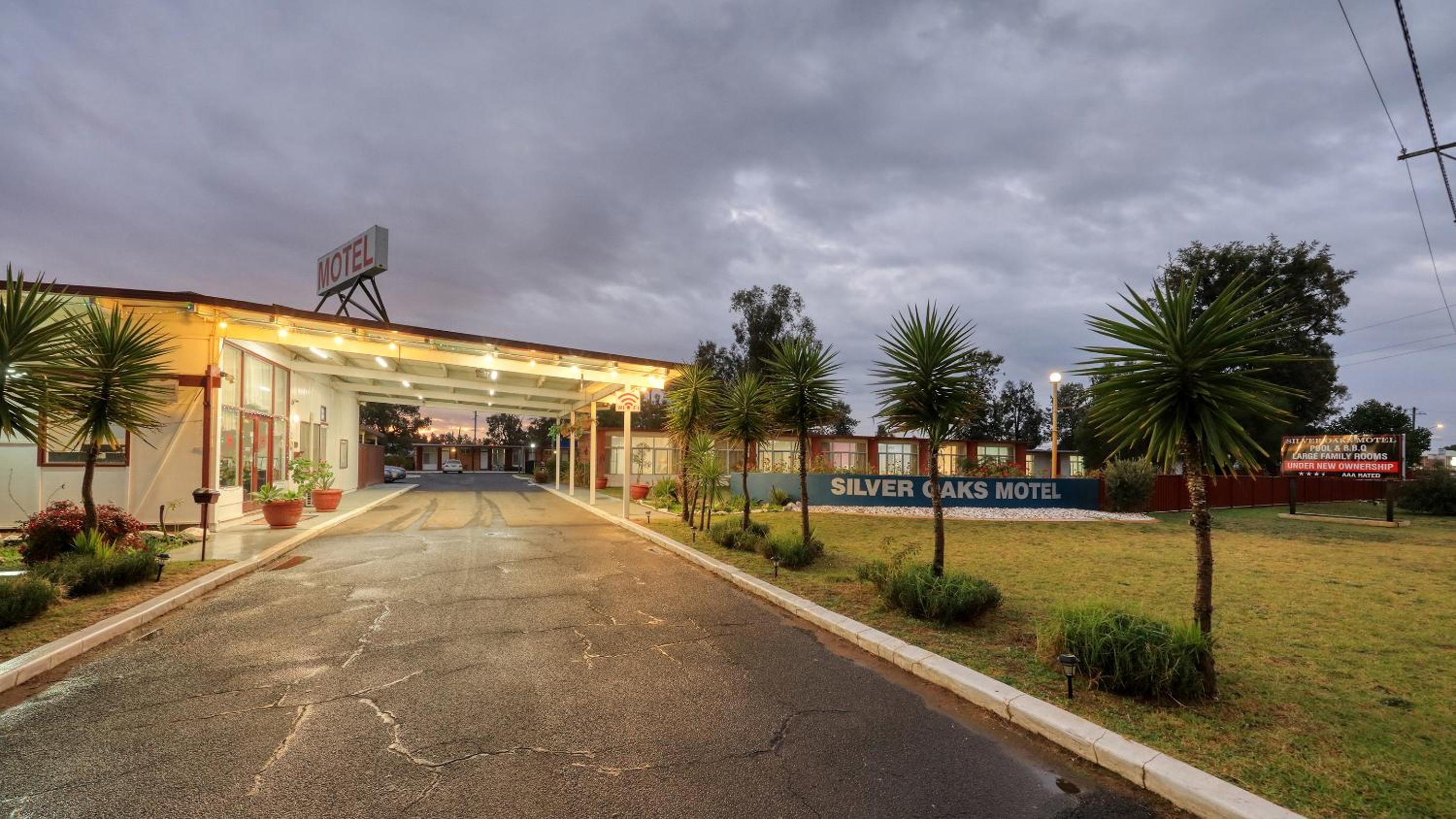 Silver Oaks Motel
