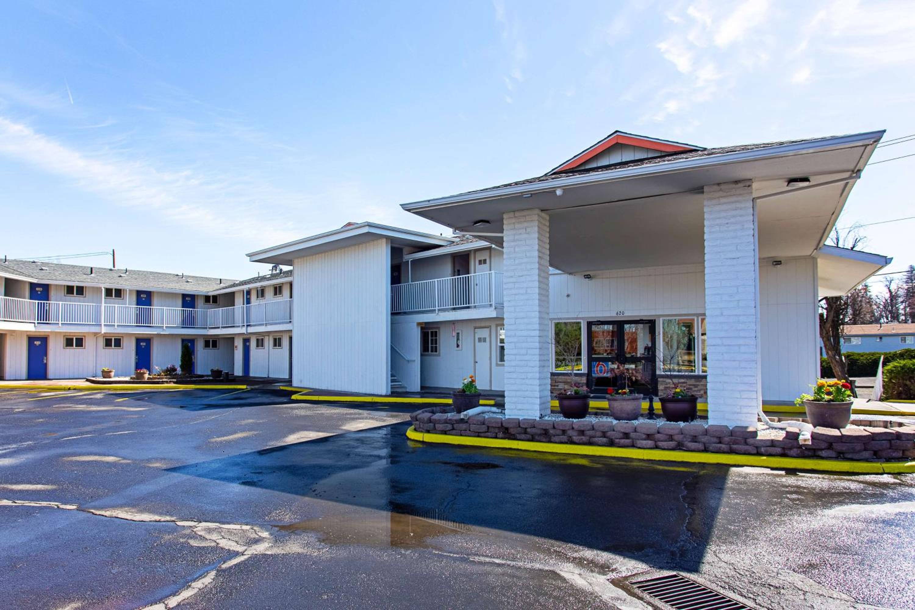 Motel 6 Pendleton, OR - West view 2