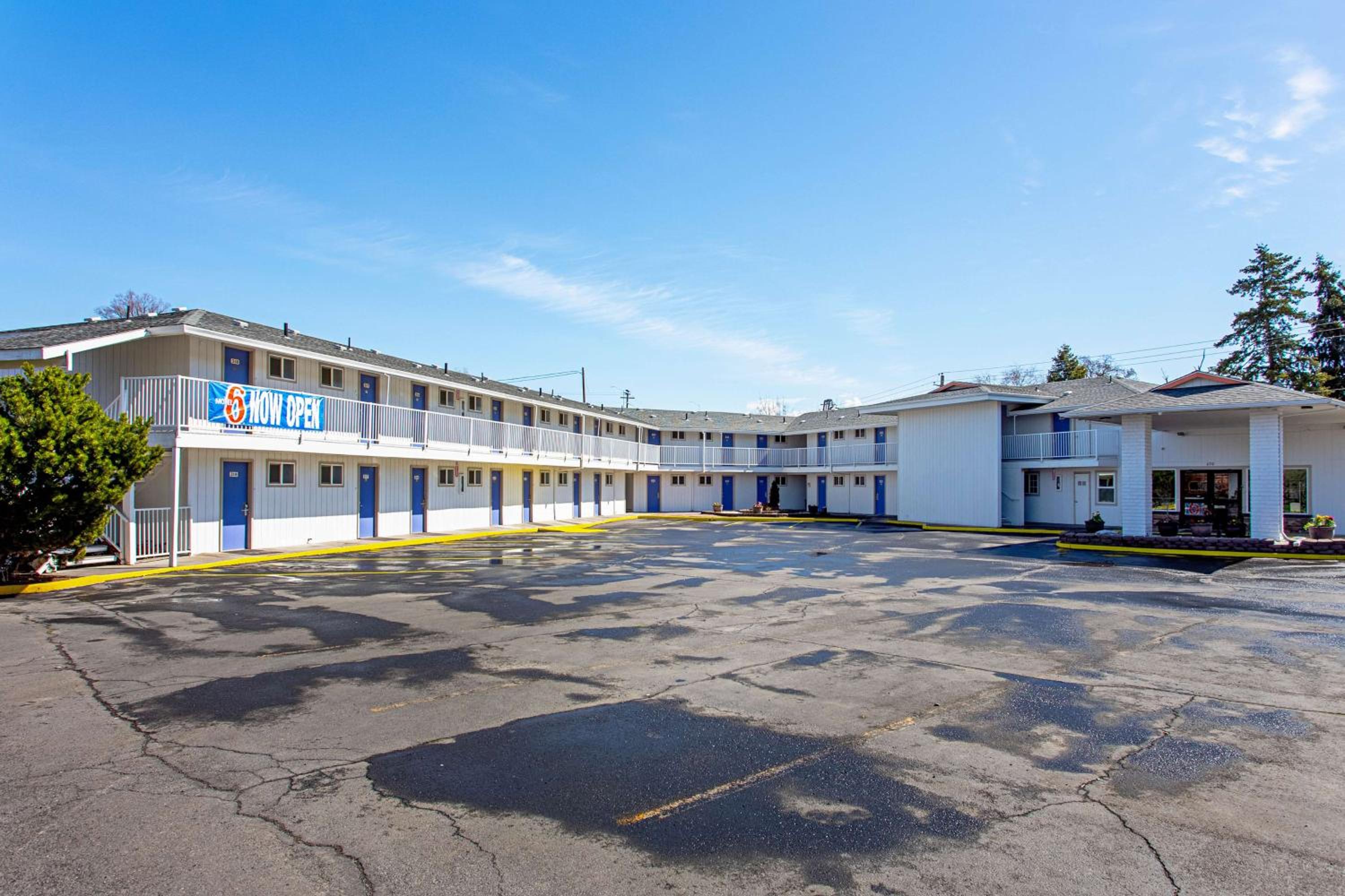 Pendleton Vacations - Motel 6 Pendleton, OR - West - Property Image 1