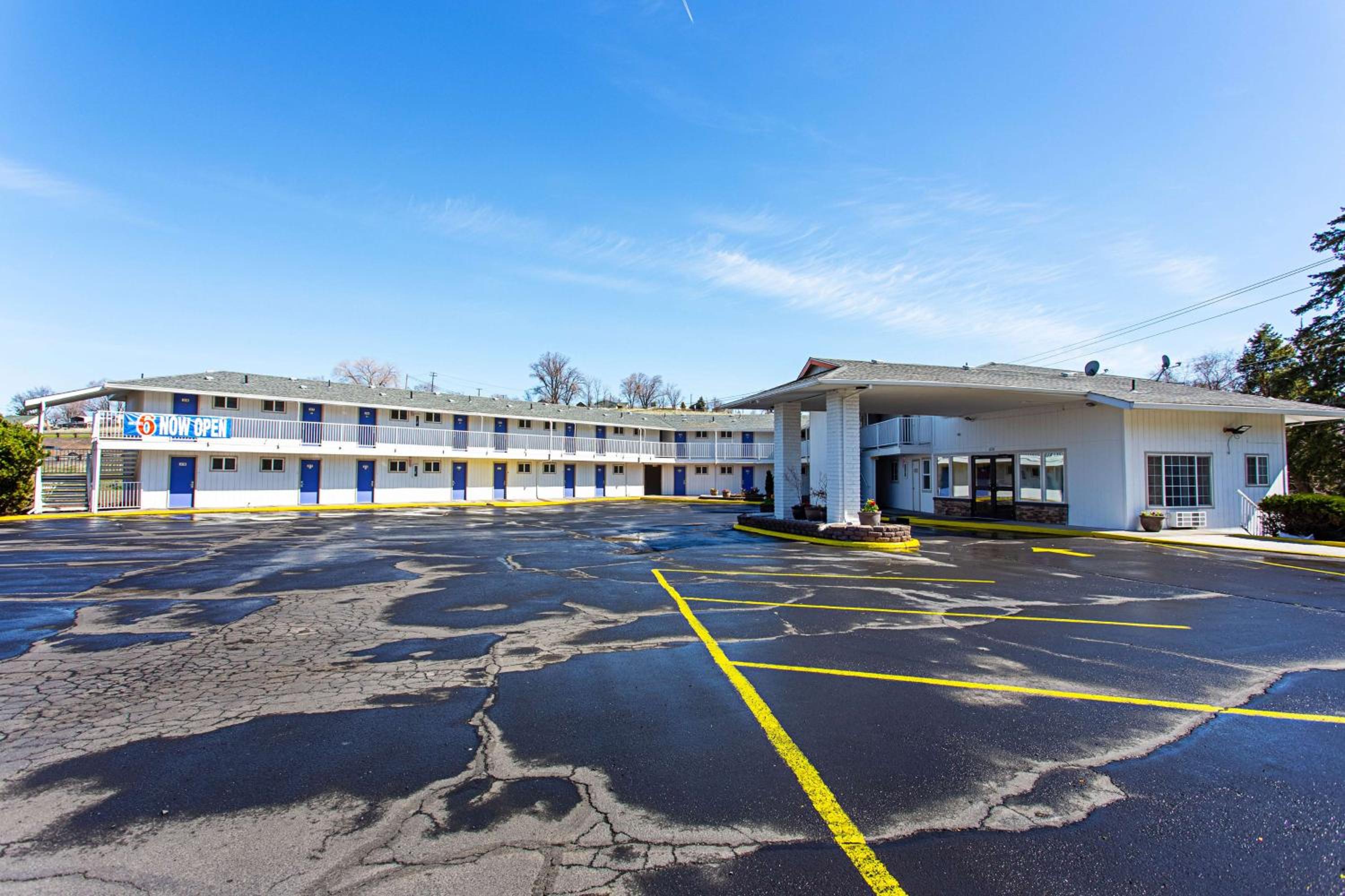 Motel 6 Pendleton, OR - West view 3
