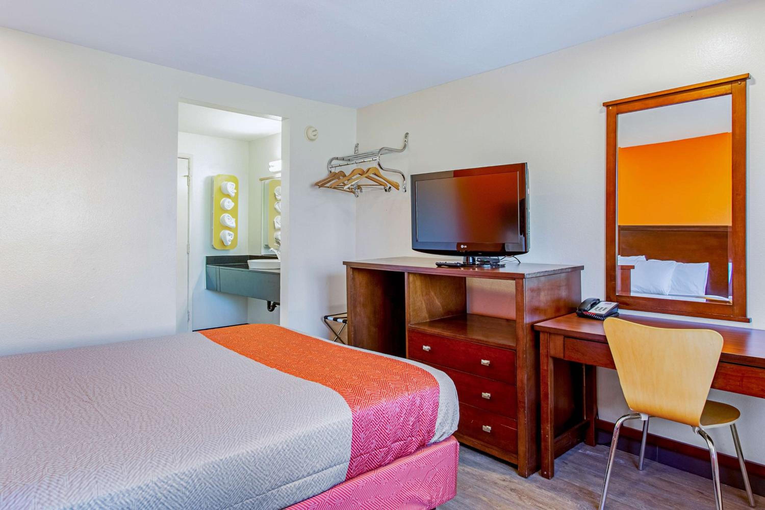 Motel 6 Pendleton, OR - West view 5