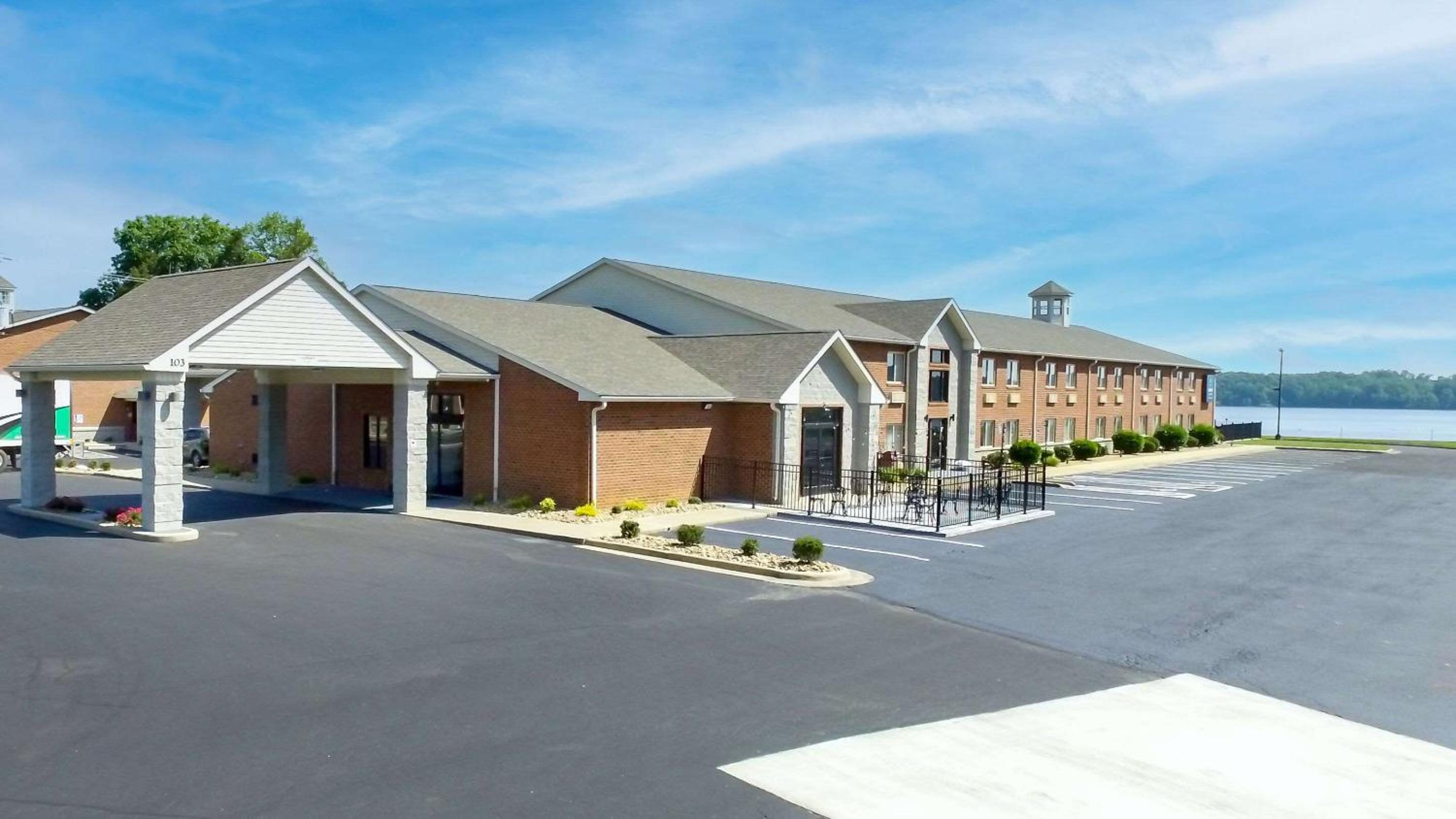 Clarion Pointe on the lake Clarksville-South Hill West