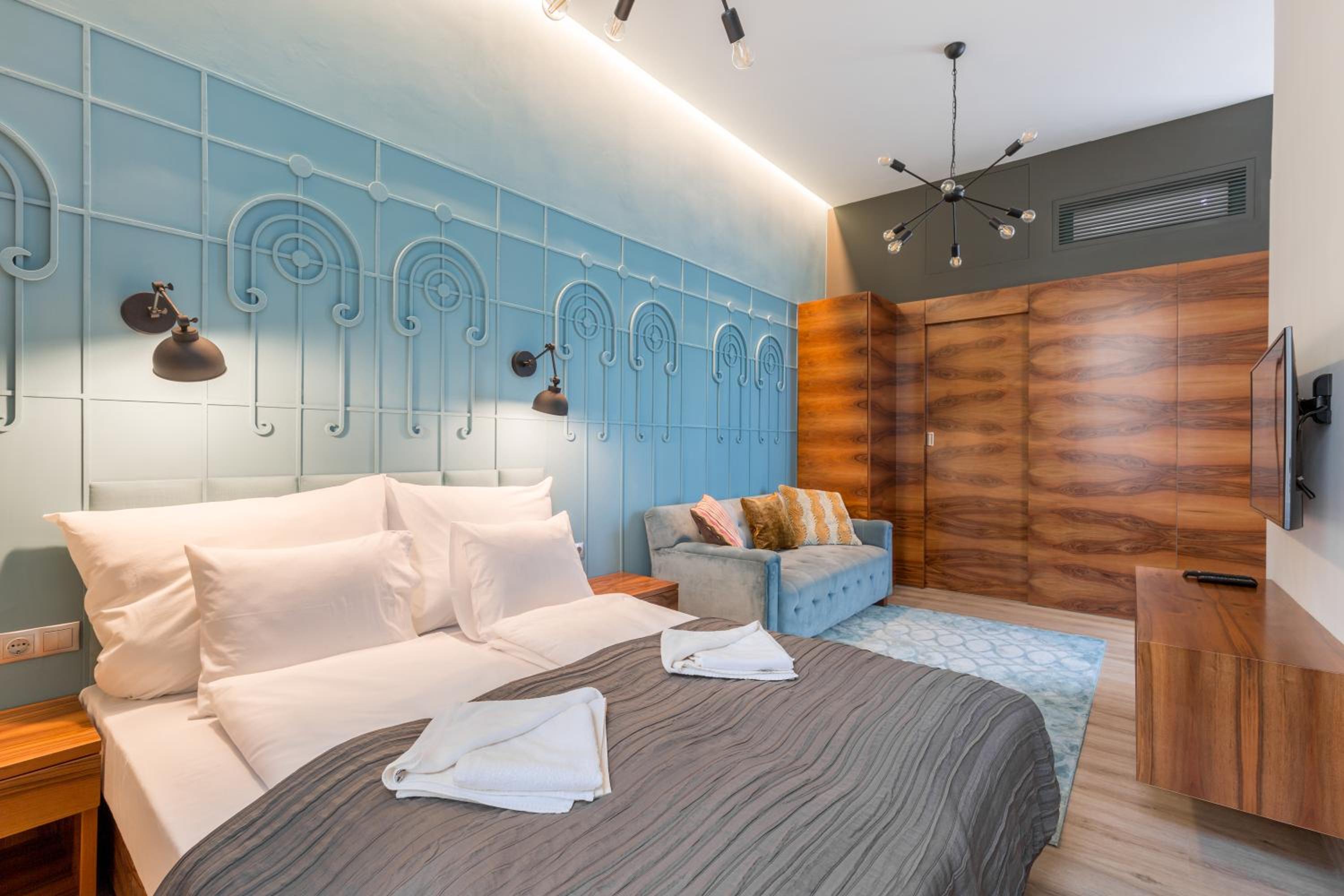 Luxury Suite in The Absolute Center view 2