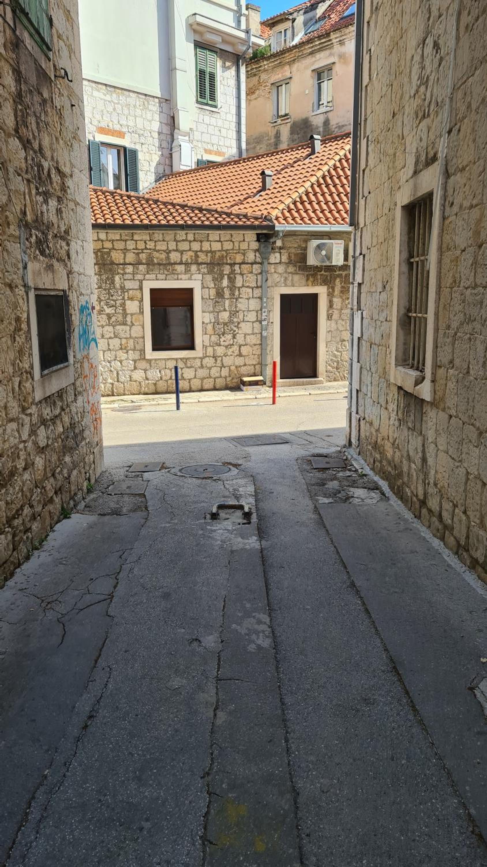 Apartment Central Old town with private indoor garage parking view 2